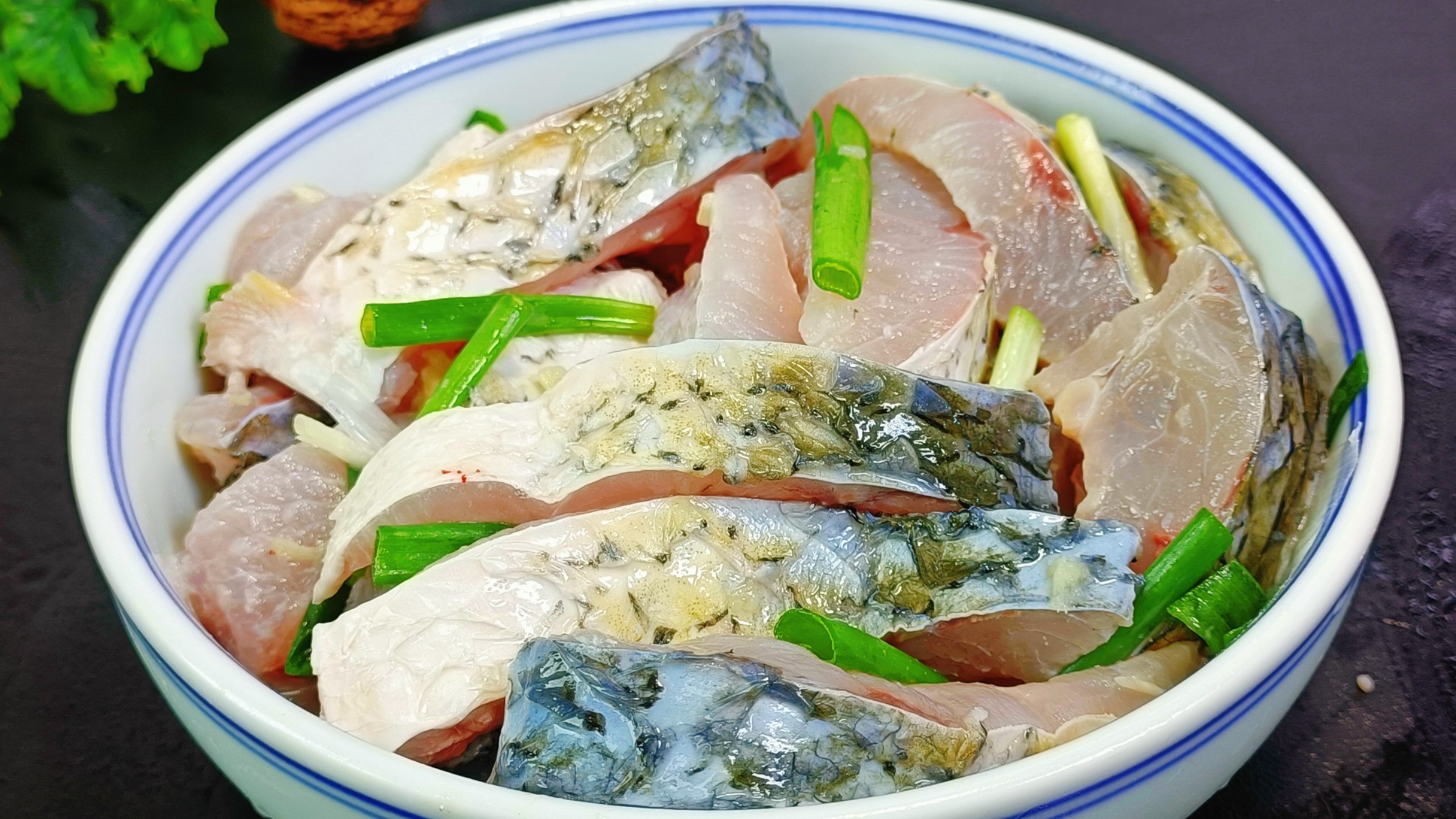 无论腌什么鱼，不要放盐或料酒腌制，记住2个关键点，鲜嫩又美味