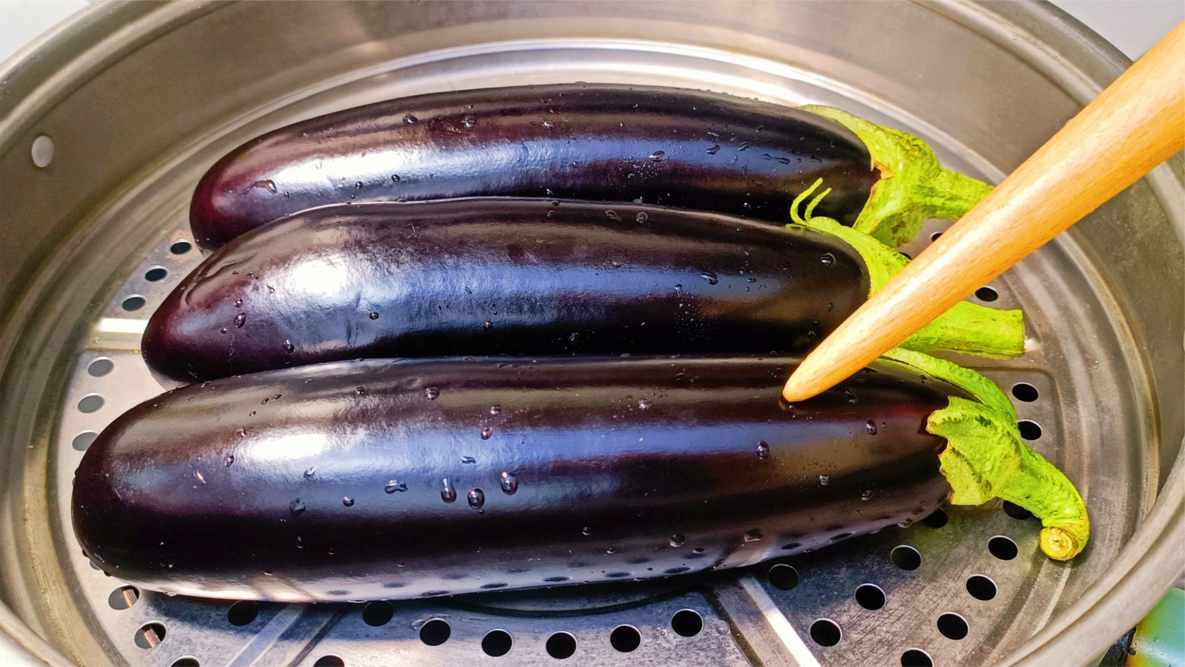 把茄子放蒸锅中蒸一蒸，出锅瞬间美食，头一次见这种做法，真解馋