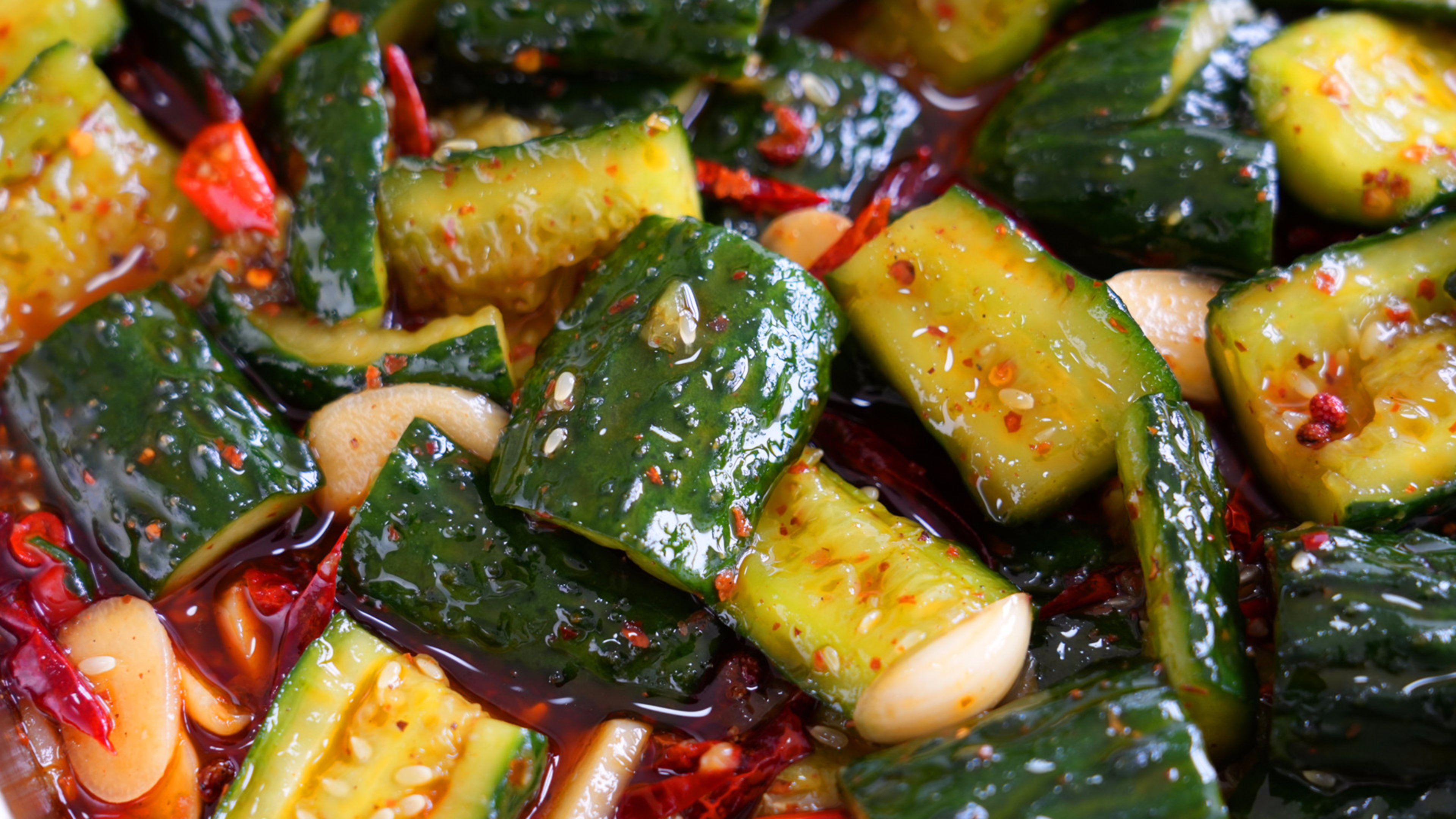 饭店10块一份的凉拌拍黄瓜，自己在家做简单又好吃，酸酸辣辣开胃