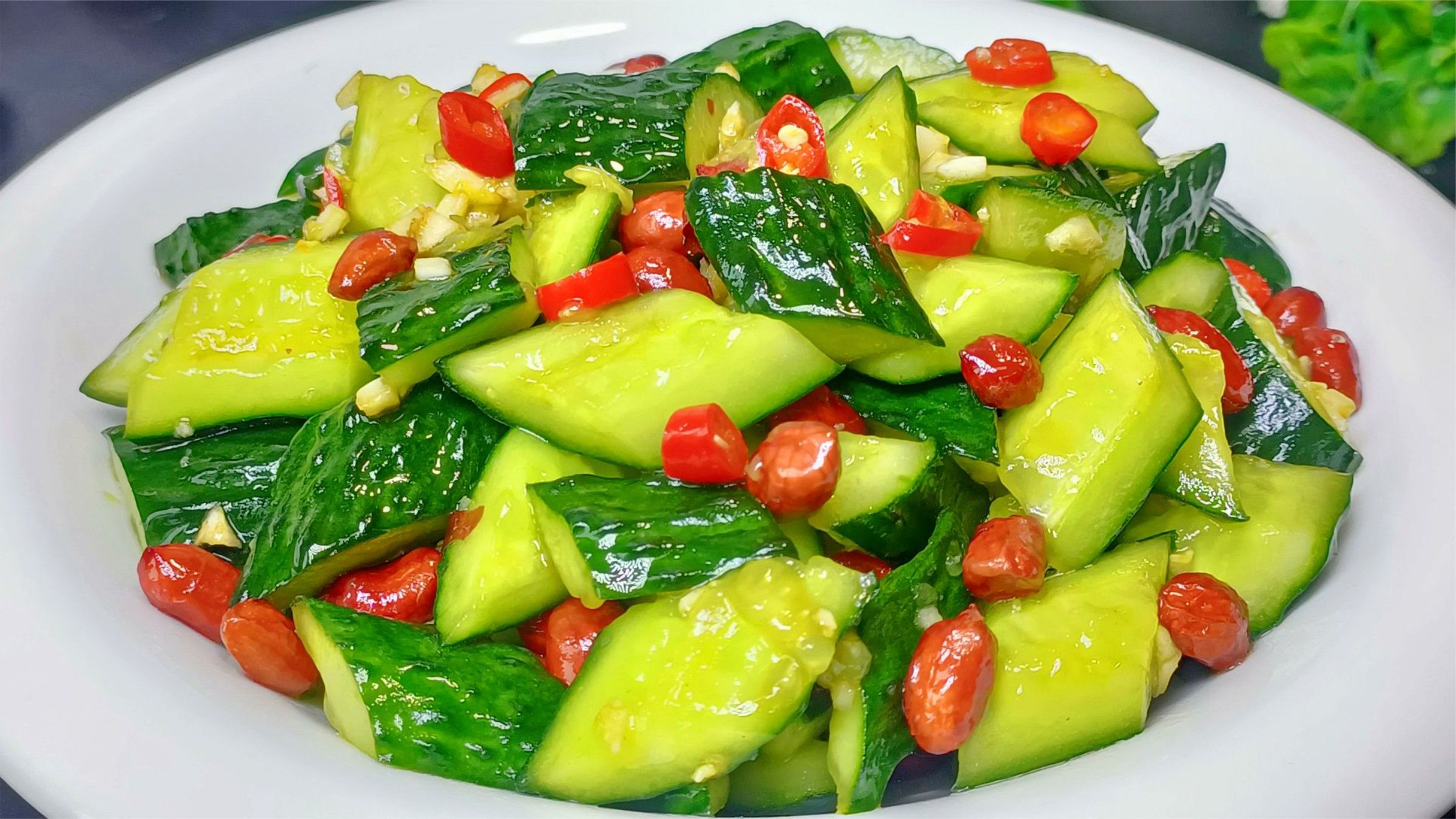 拌黄瓜，很多人第一步就错了，大厨教你正确做法，清脆爽口又好吃