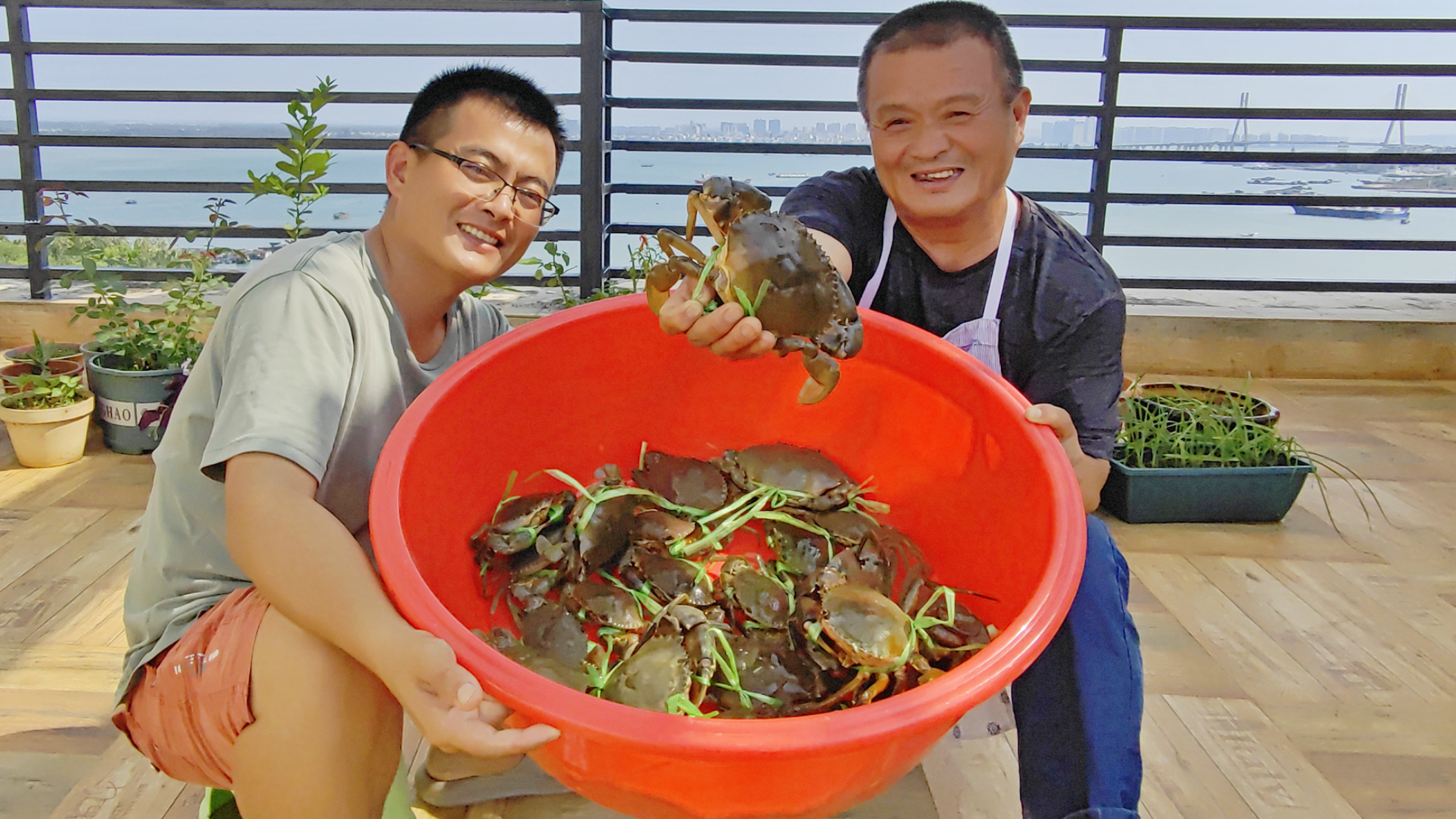 阿胖山赶海抓到10几斤大青蟹,做满满一锅香辣蟹,螃蟹当饭吃!