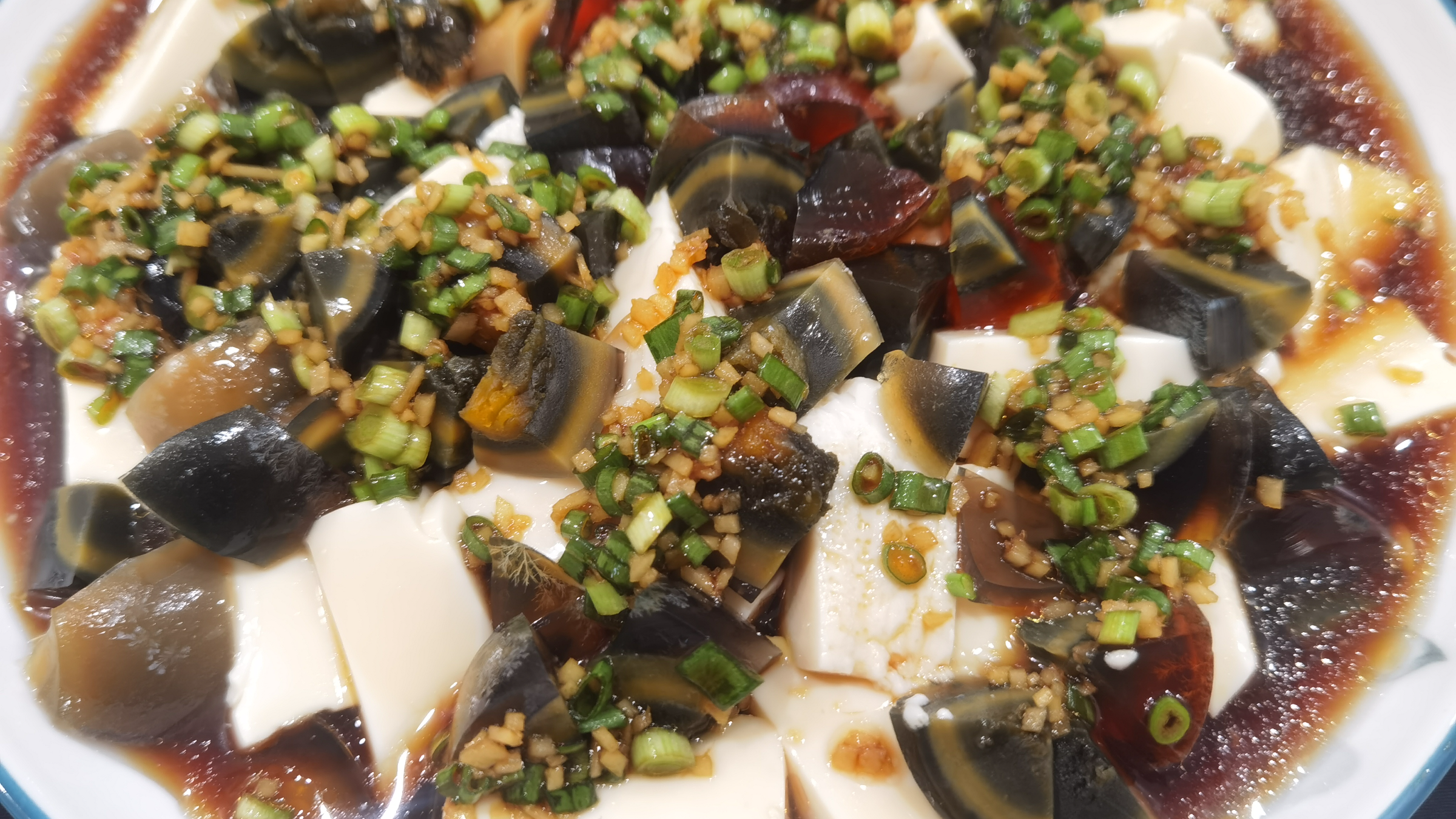 炎热的夏天,餐桌上少不了这道皮蛋豆腐,大厨分享美味做法!