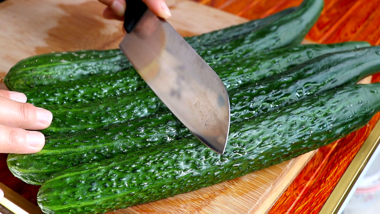 凉拌黄瓜,好多人第一步就错了,教你正确做法,无论放多久都翠绿