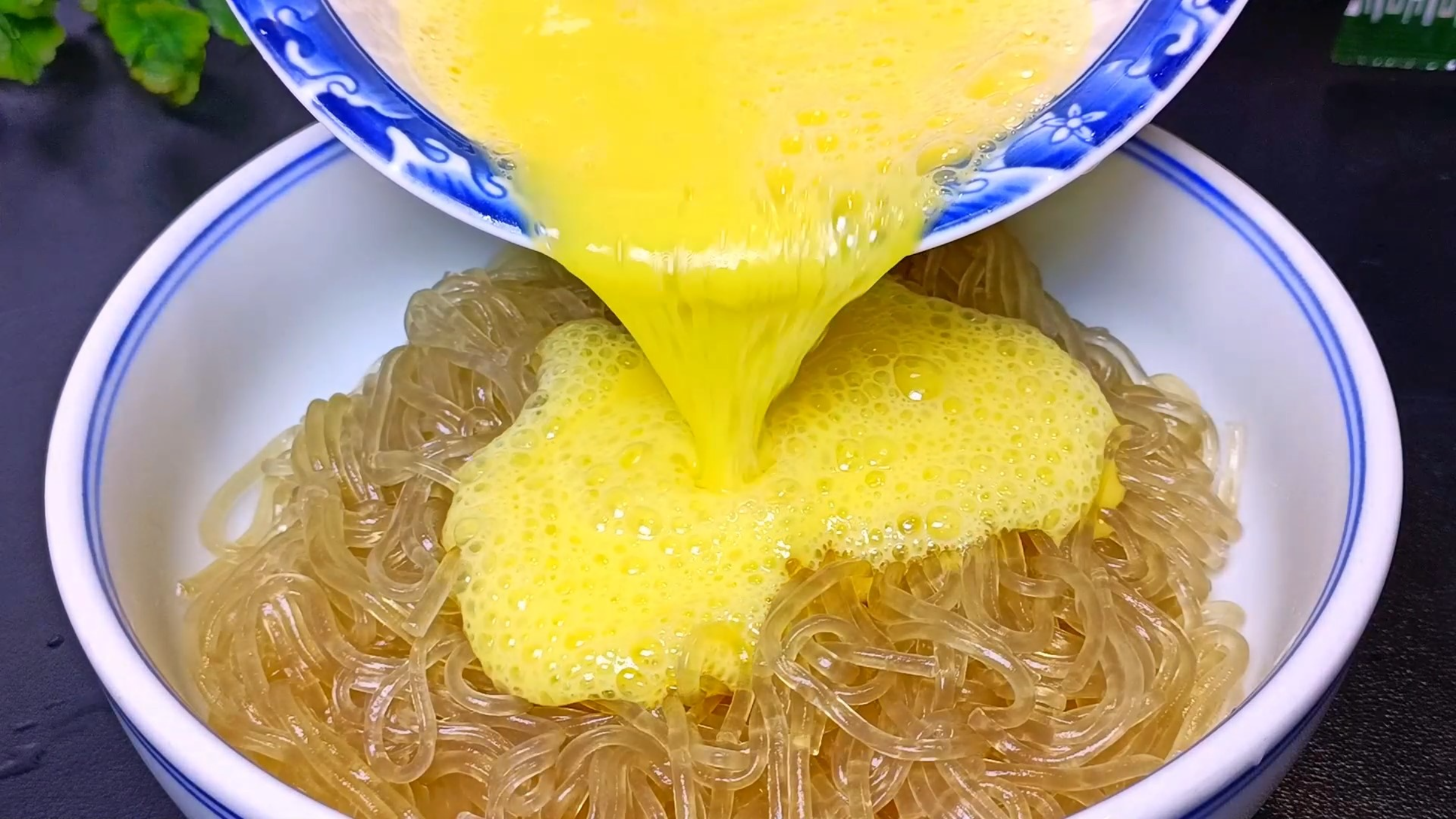 粉条里打2个鸡蛋，真的太好吃了，一周6次都吃不够，营养解馋