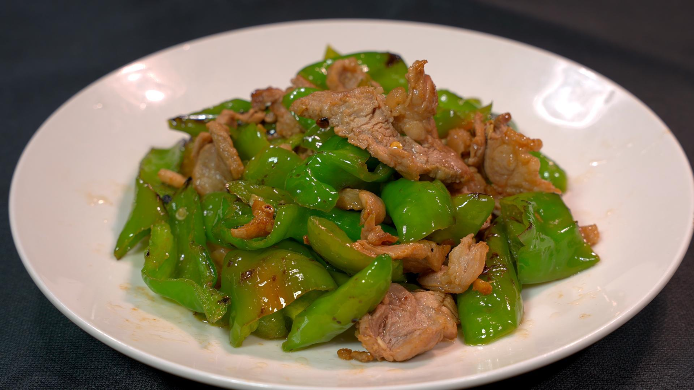 湖南辣椒炒肉,先炒辣椒还是先炒肉?总厨分享正确方法,香辣下饭