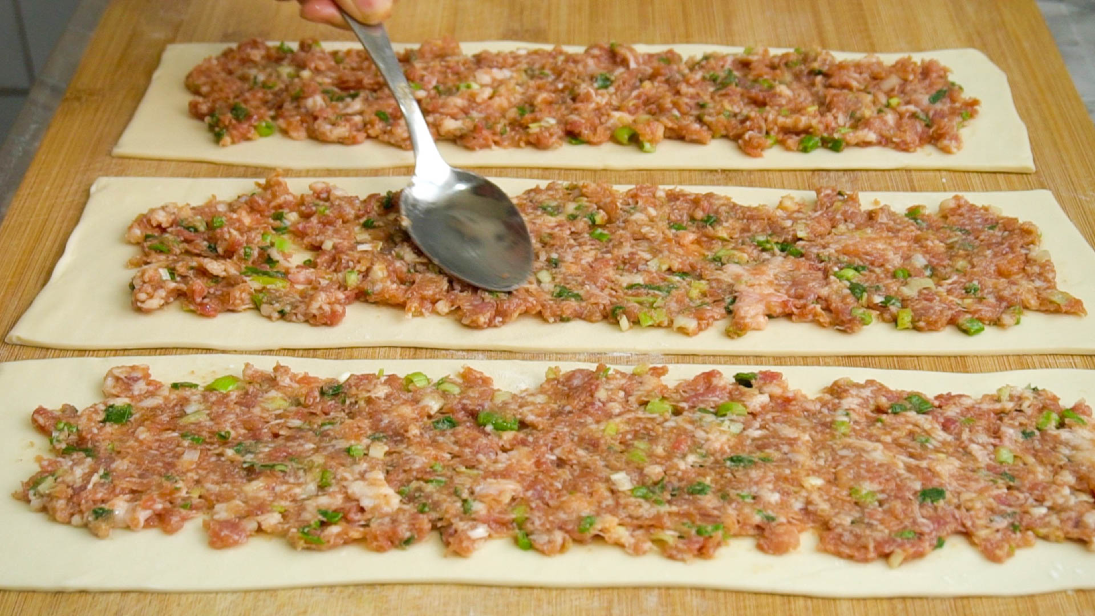 几天不吃就馋这锅肉饼，一次擀5张，一折一压就搞定，层层裹着馅