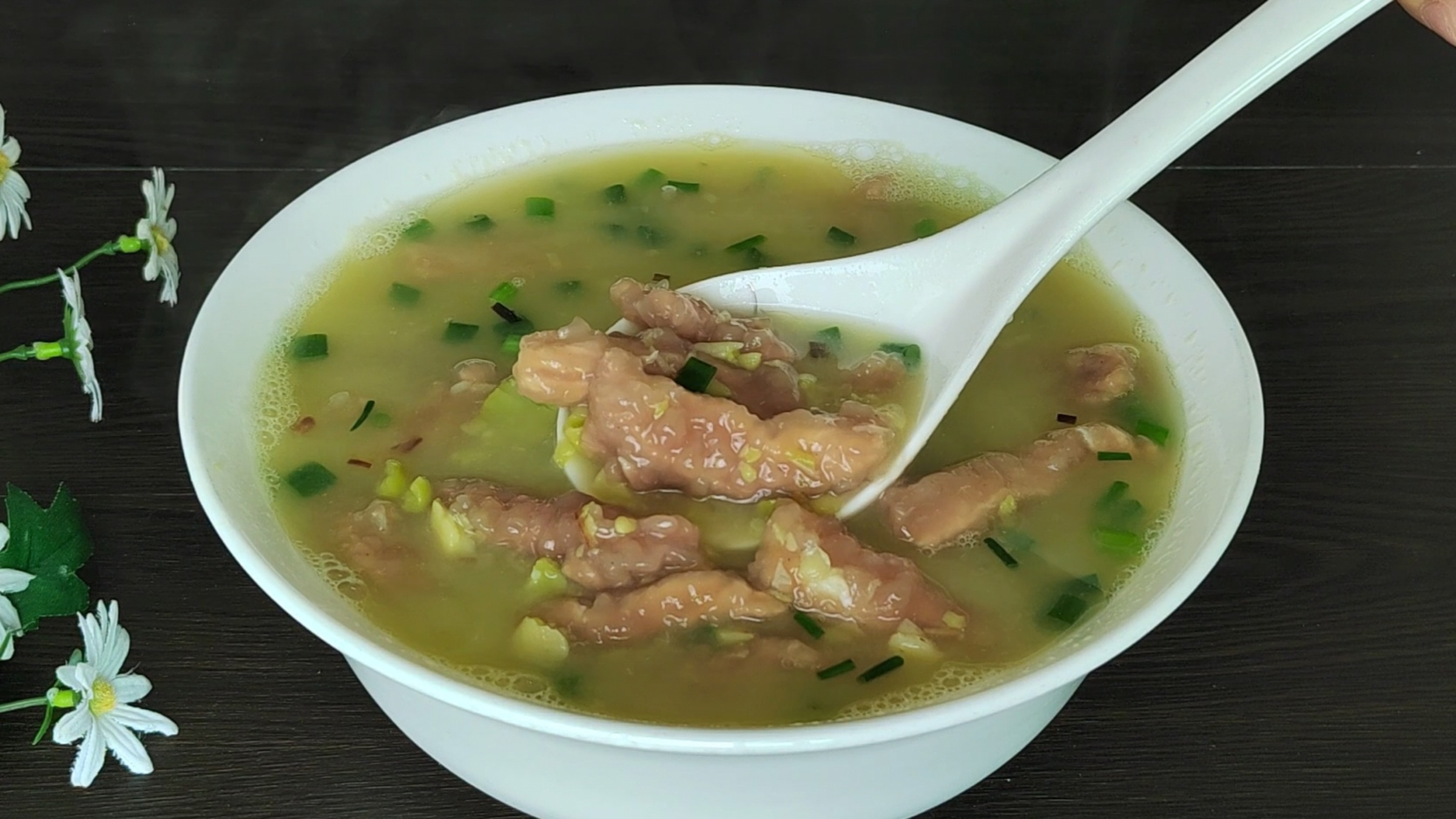 母亲节最怀念的味道就是胡豆滑肉汤,汤粉肉滑浓郁清香,巨好喝