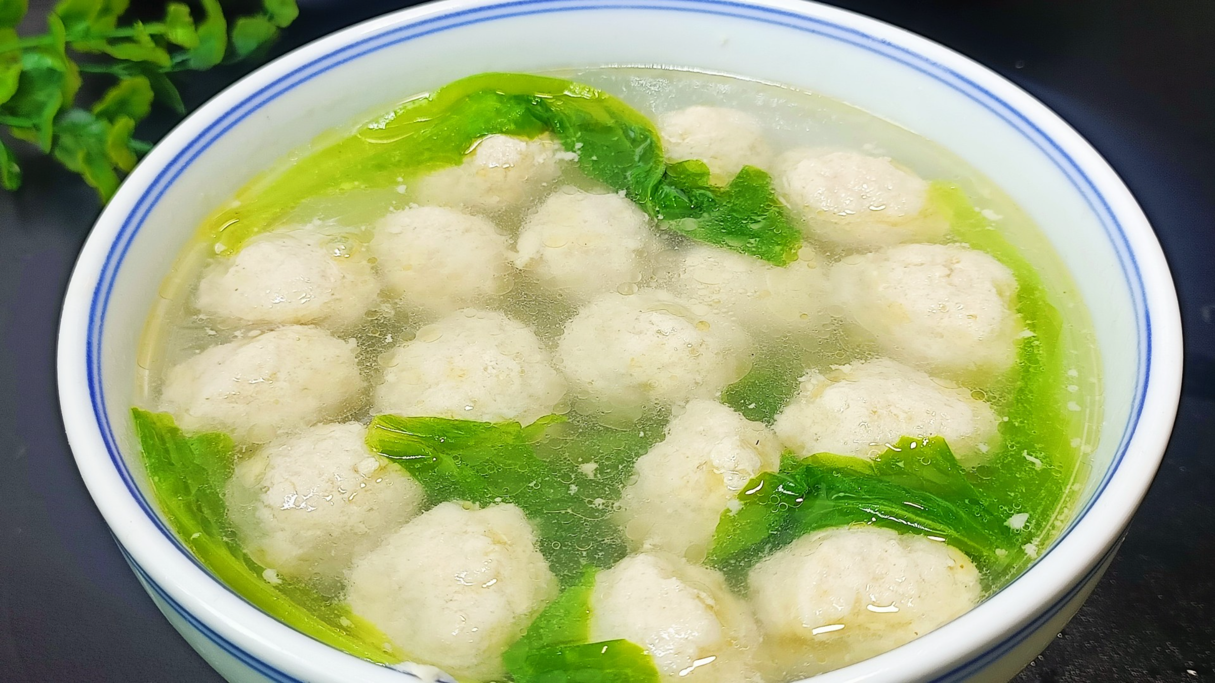 肉丸子汤好吃有秘诀,学会这个技巧丸子鲜嫩多汁,汤鲜味美不油腻