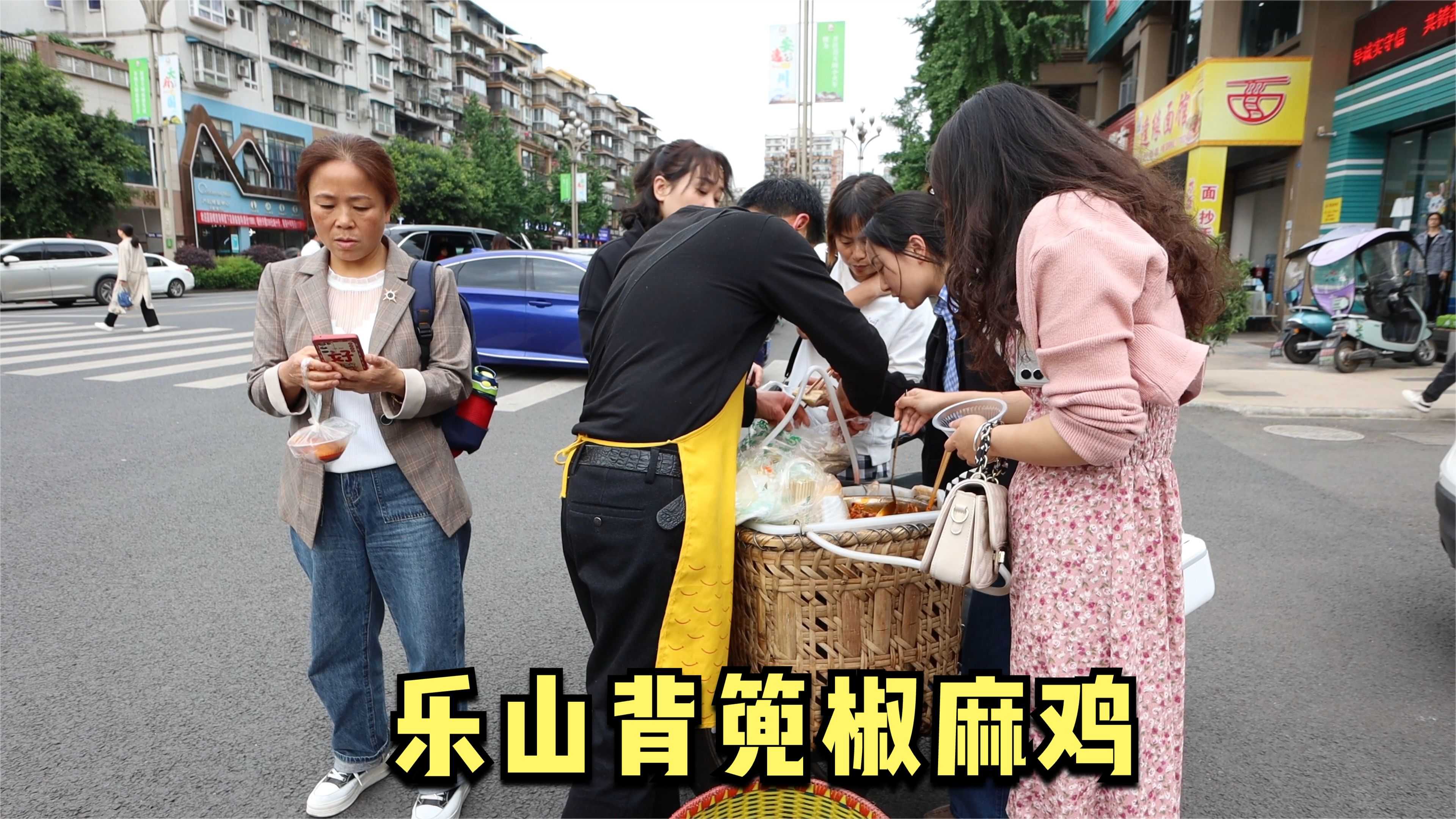 乐山大叔街头卖椒麻鸡,4元一大坨,没有固定摊位,刚出摊就被围