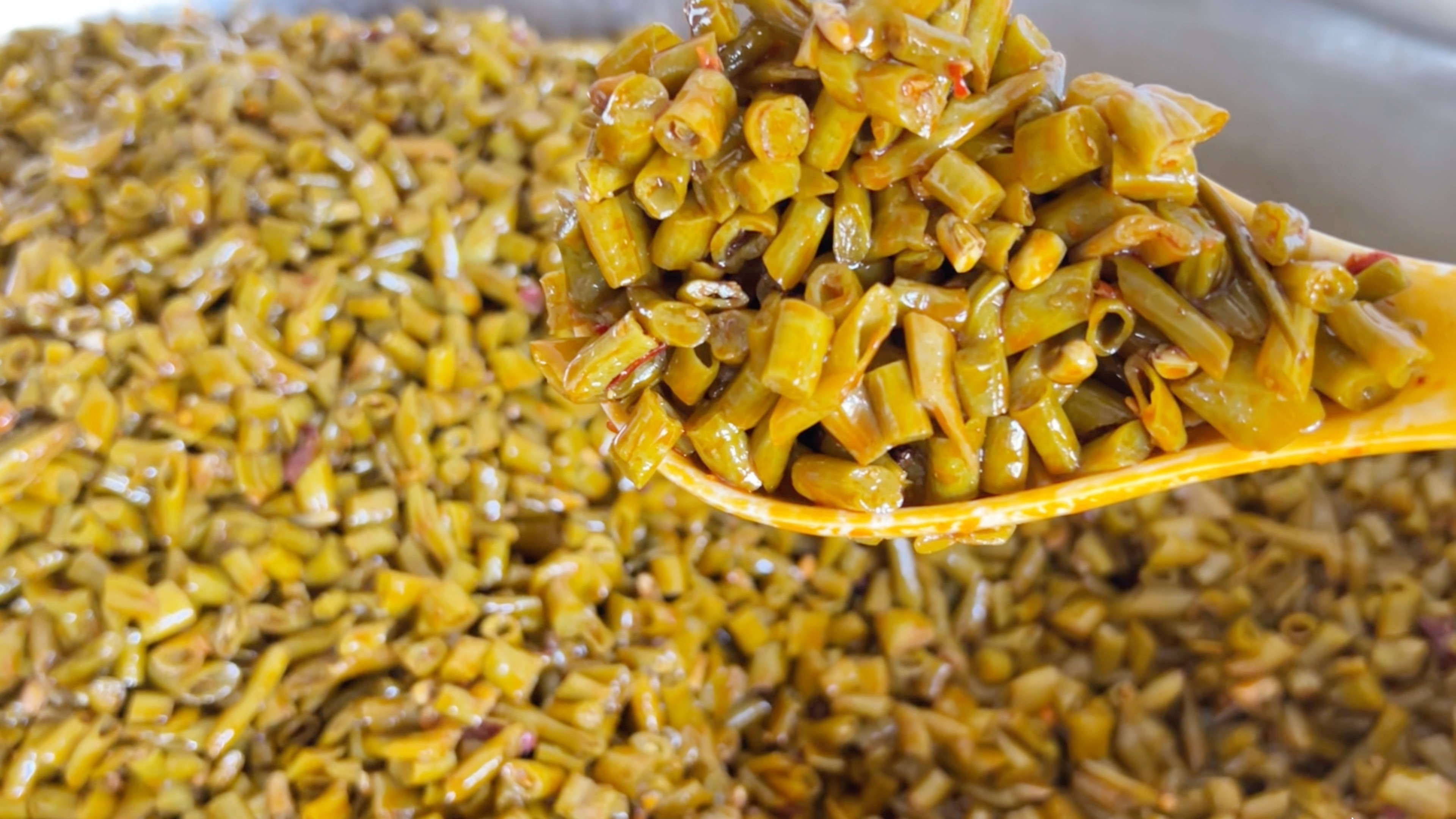 静静来酱菜厂增加酸豆角新品,家人喜欢吃酸豆角吗?小猪言行不一