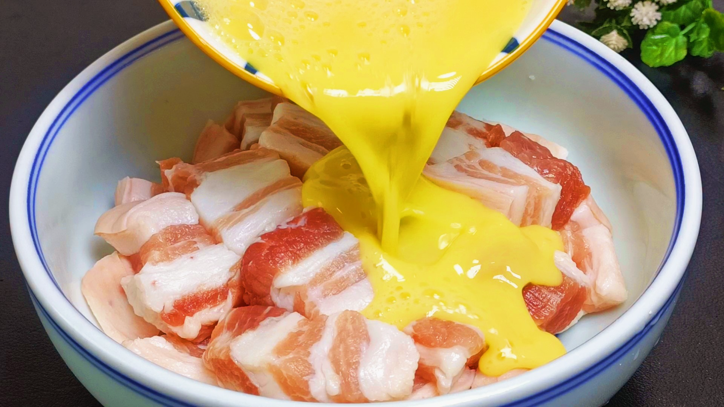 五花肉不要红烧了，淋2个鸡蛋，你想不到的做法，实在太解馋了