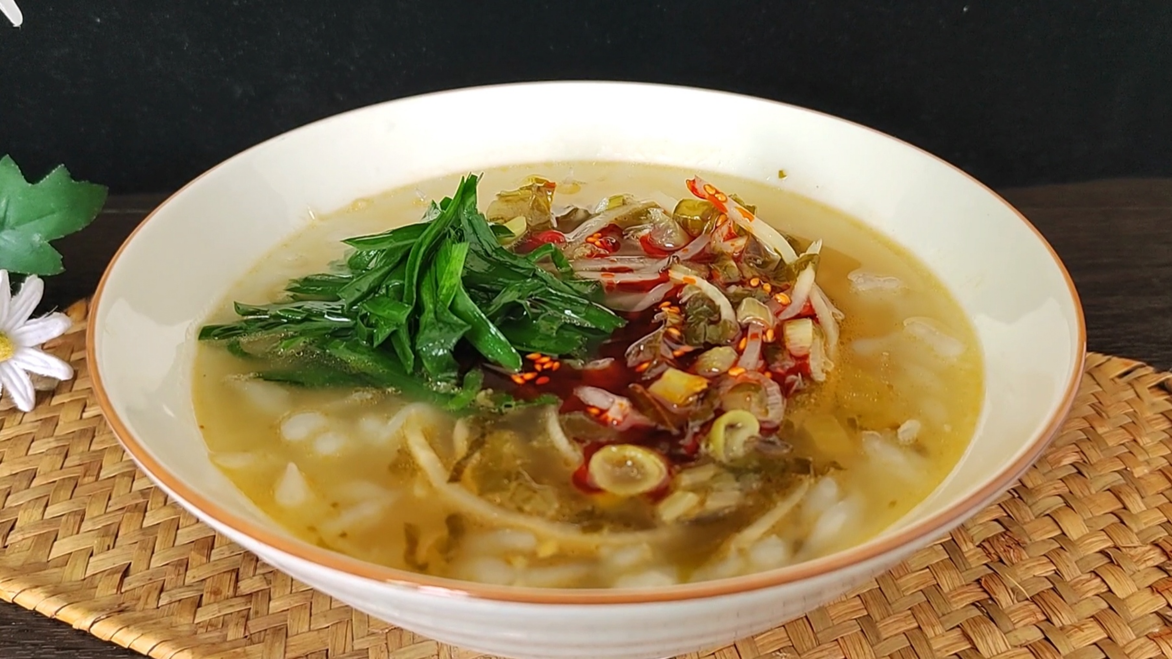 陕西特色小吃浆水鱼鱼，入口顺滑，酸辣爽口开胃解腻，初夏的美味