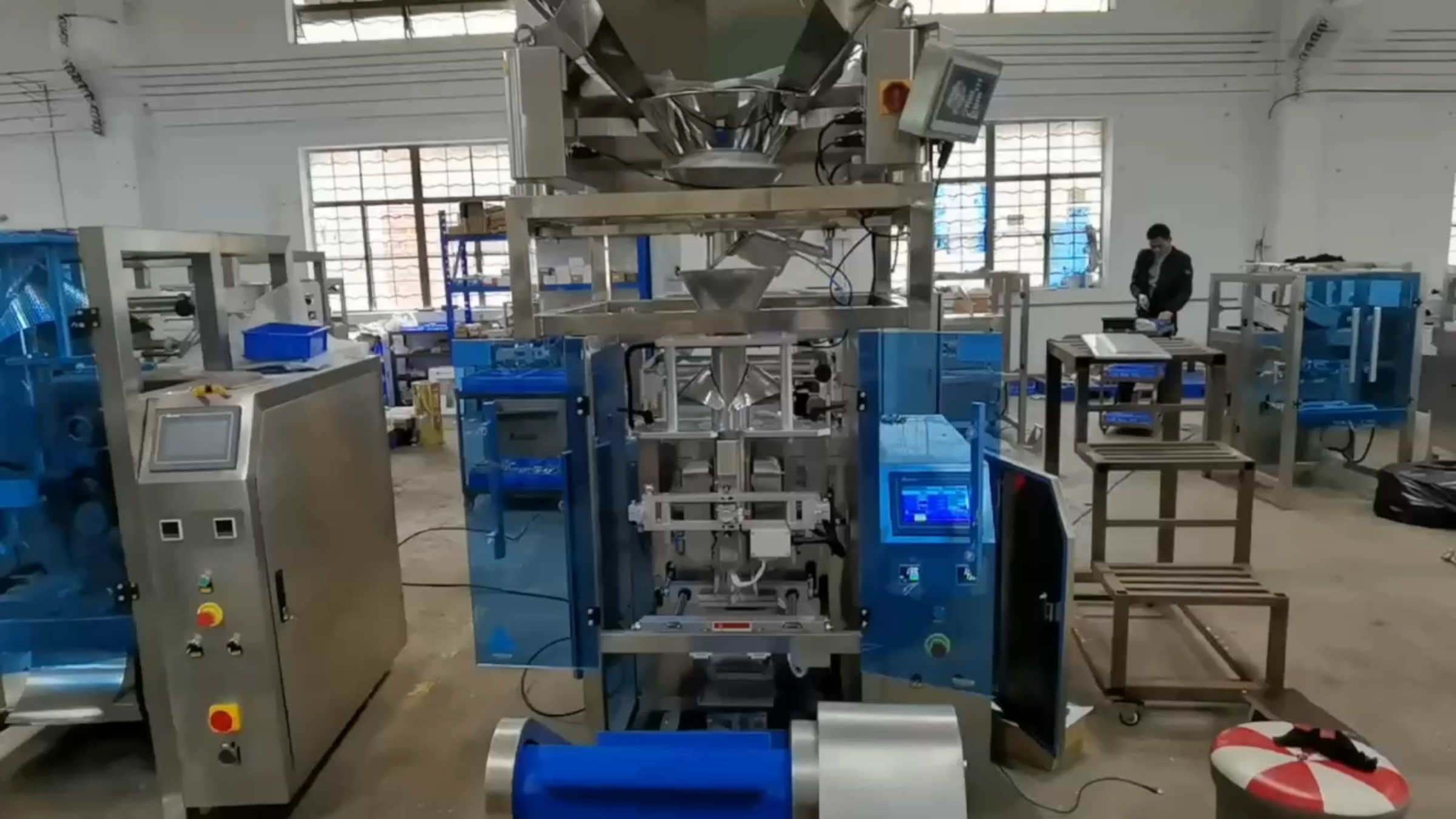 大米白砂糖薯片膨化食品全自动称重包装机是怎样工作的呢