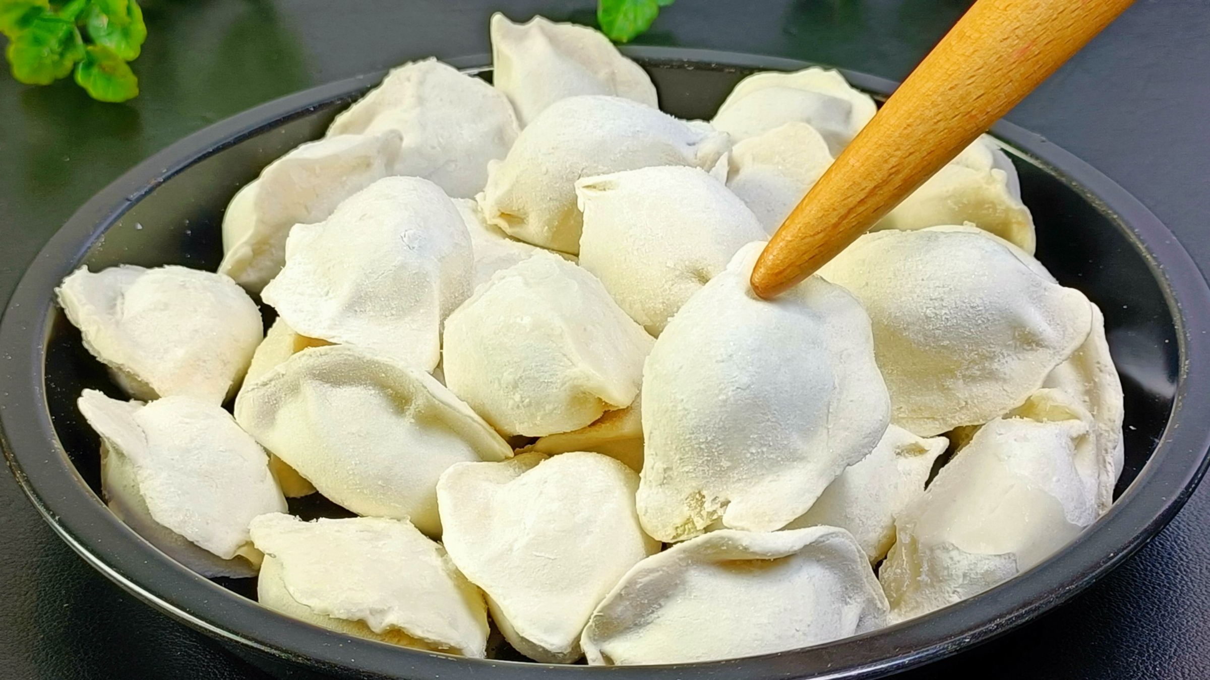 煮冻饺子，用冷水和开水都不对，教你一招，饺子不破皮不粘锅
