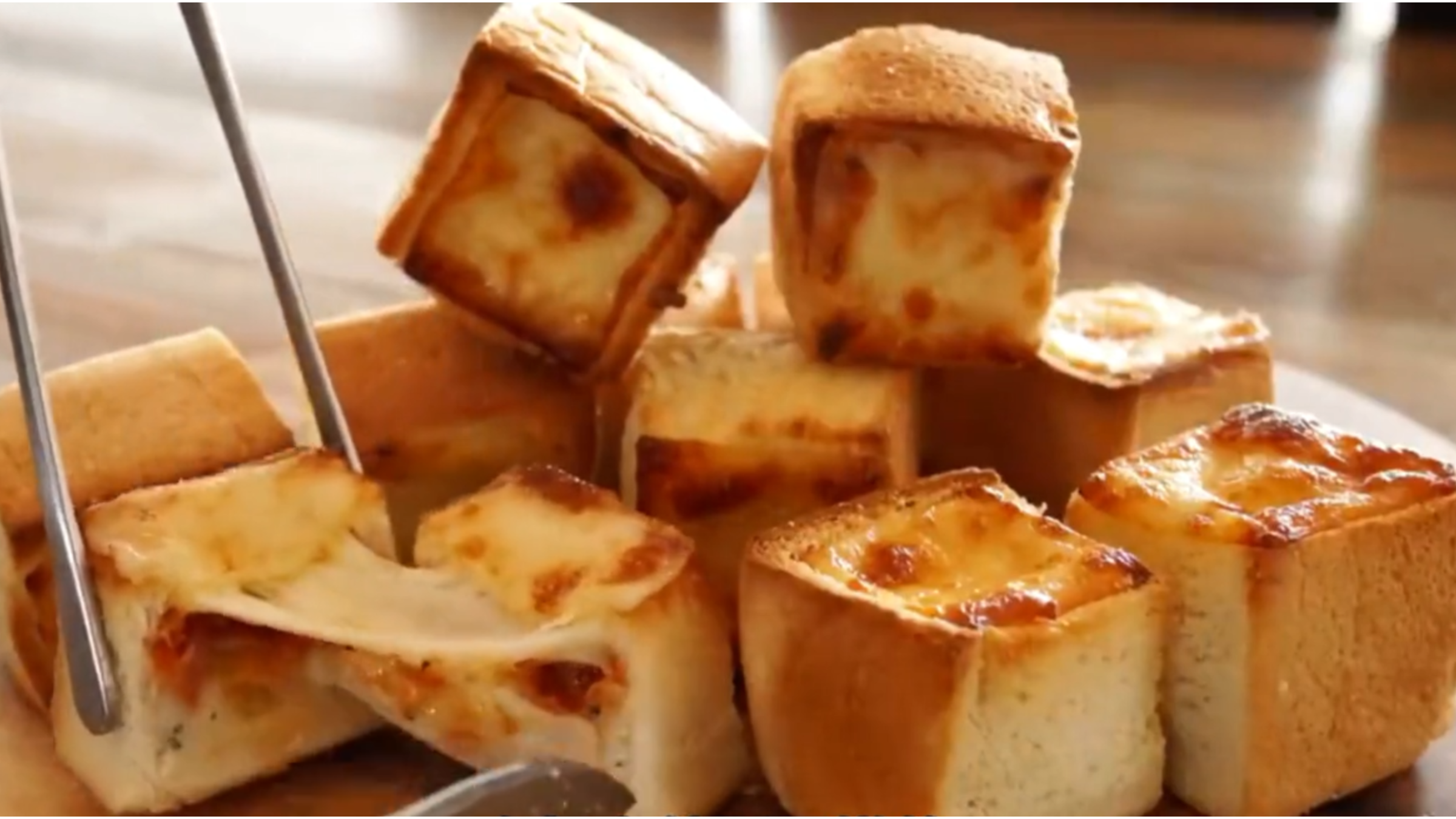 芝士奶酪搭配土豆泥的小面包,外酥里软一口一个