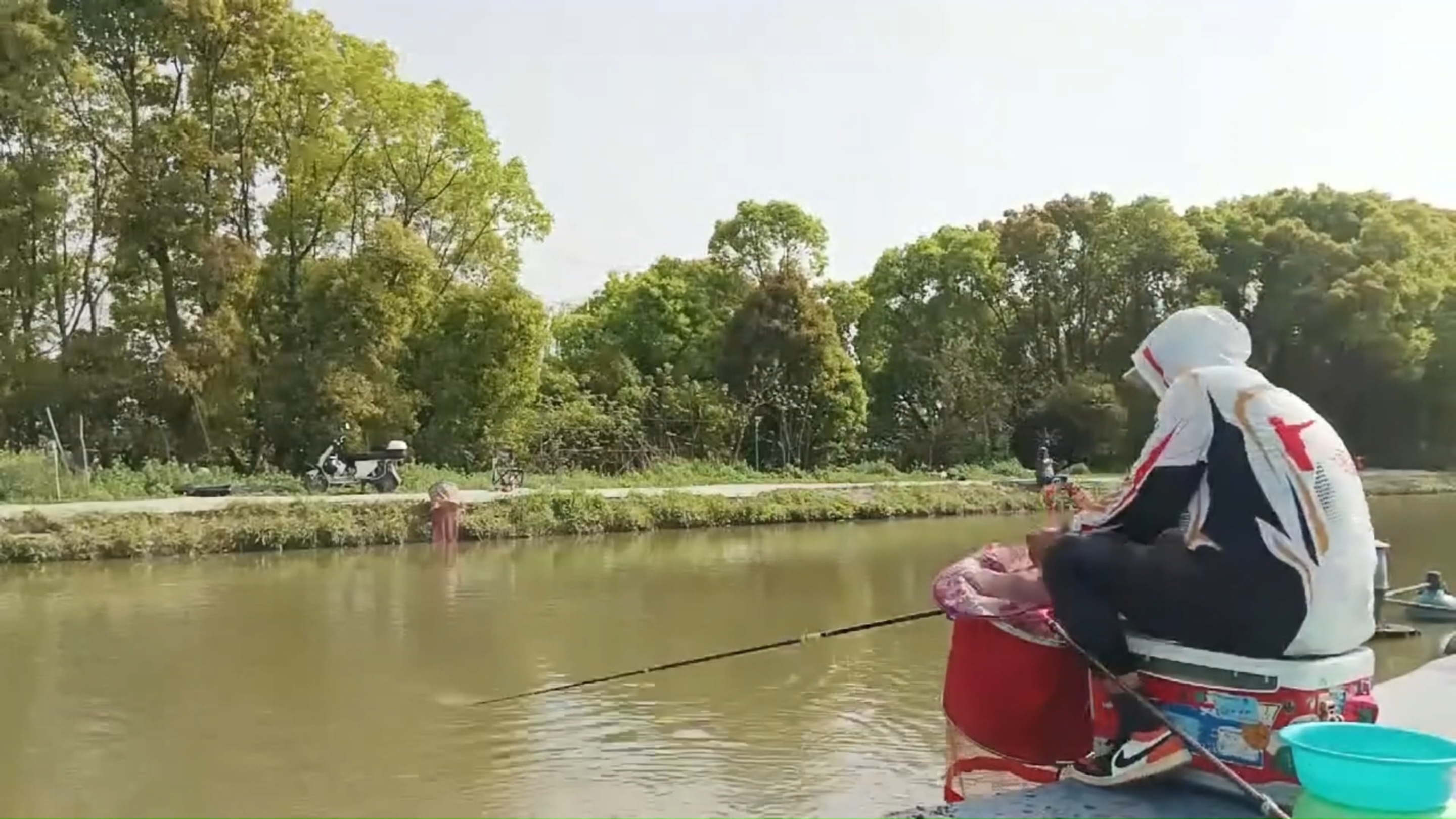 黑坑鲤鱼打浮技巧,打浮钓鲫鱼鲤鱼用多长浮漂,速拔哥钓鱼视频