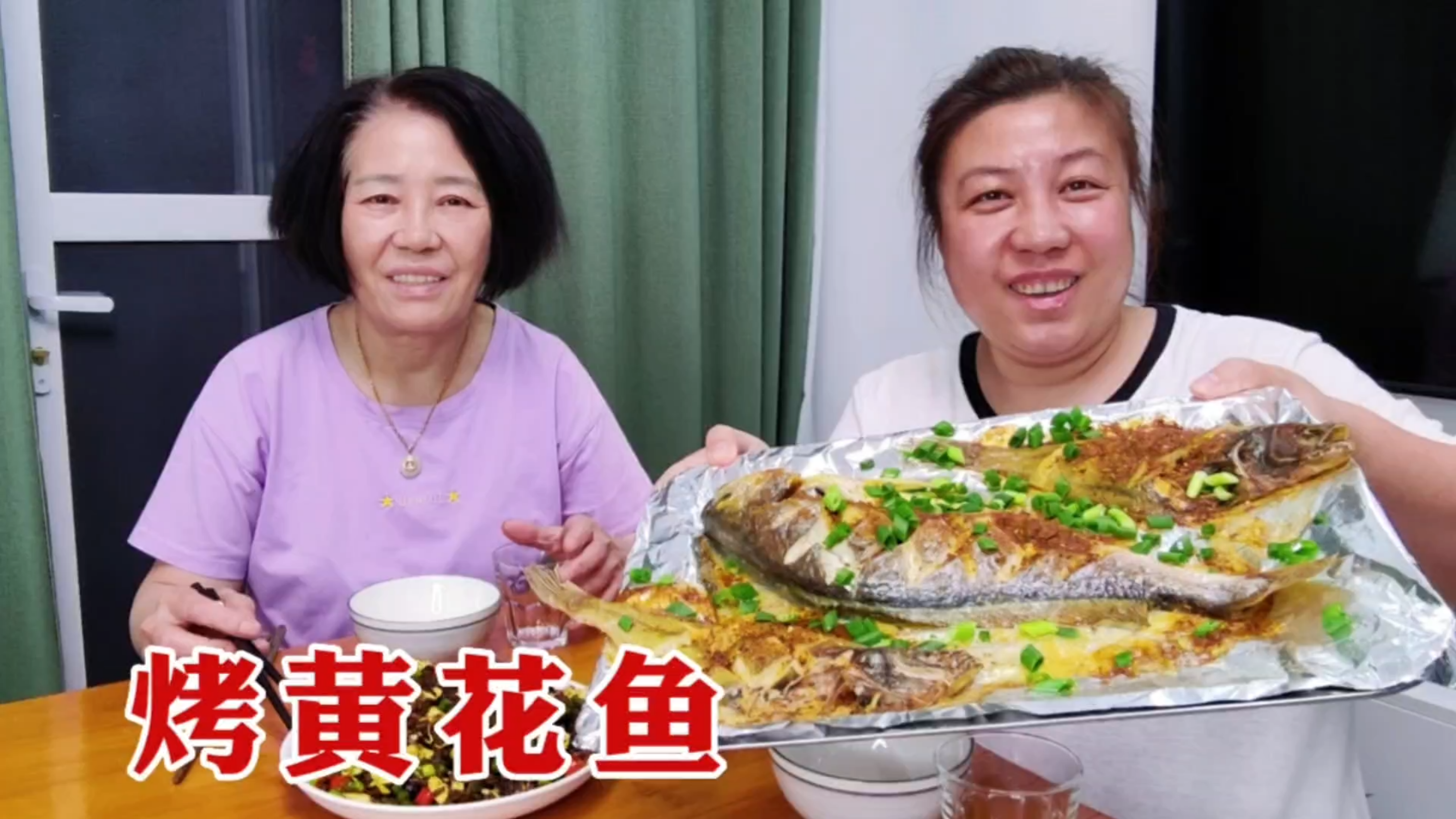 娘俩在家烤三条鱼,撒上一层烧烤料,喝着小红酒,吃得美滋滋