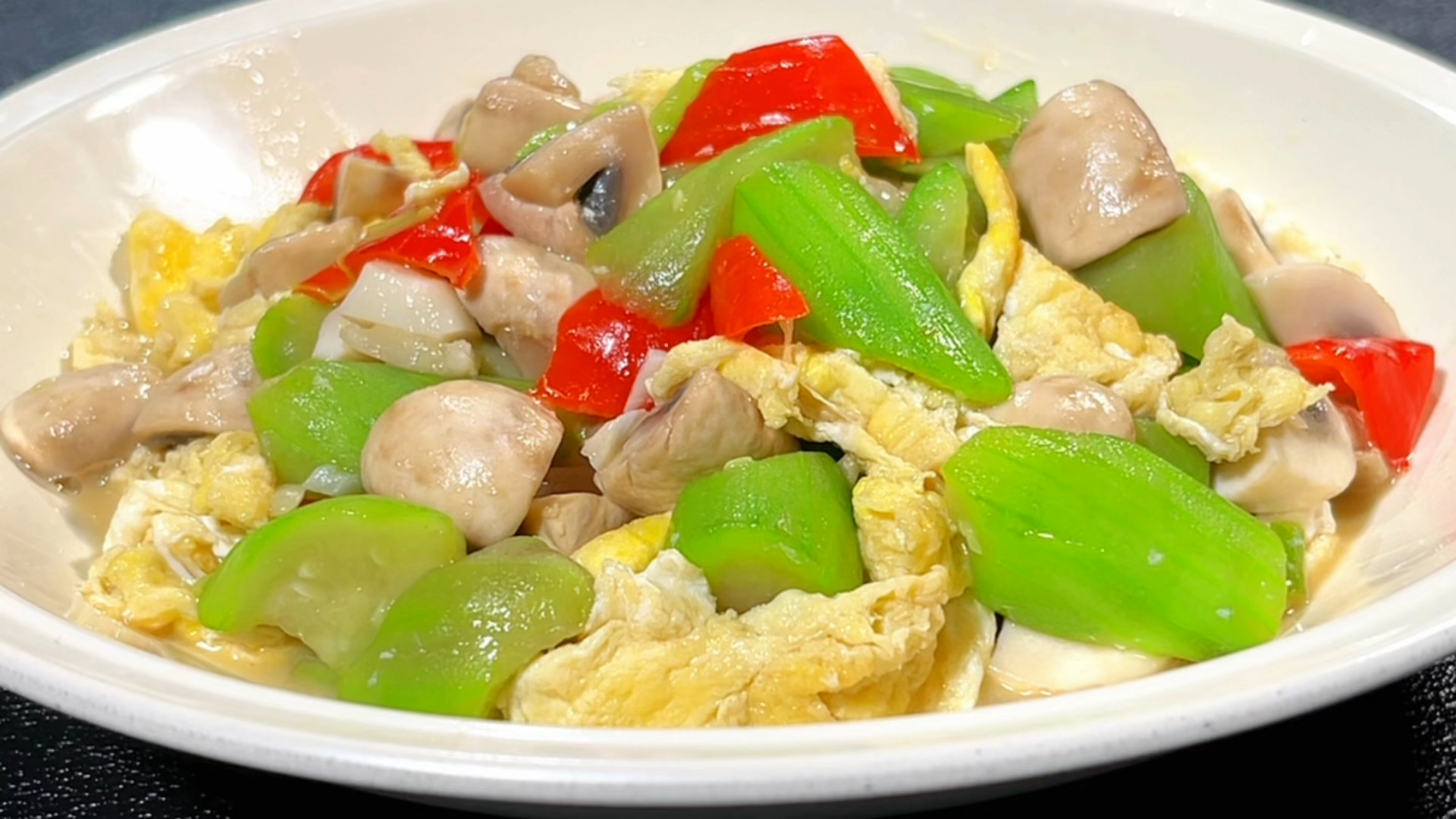 马上要高考了，孩子的饮食要清淡营养，分享一道丝瓜口蘑炒鸡蛋