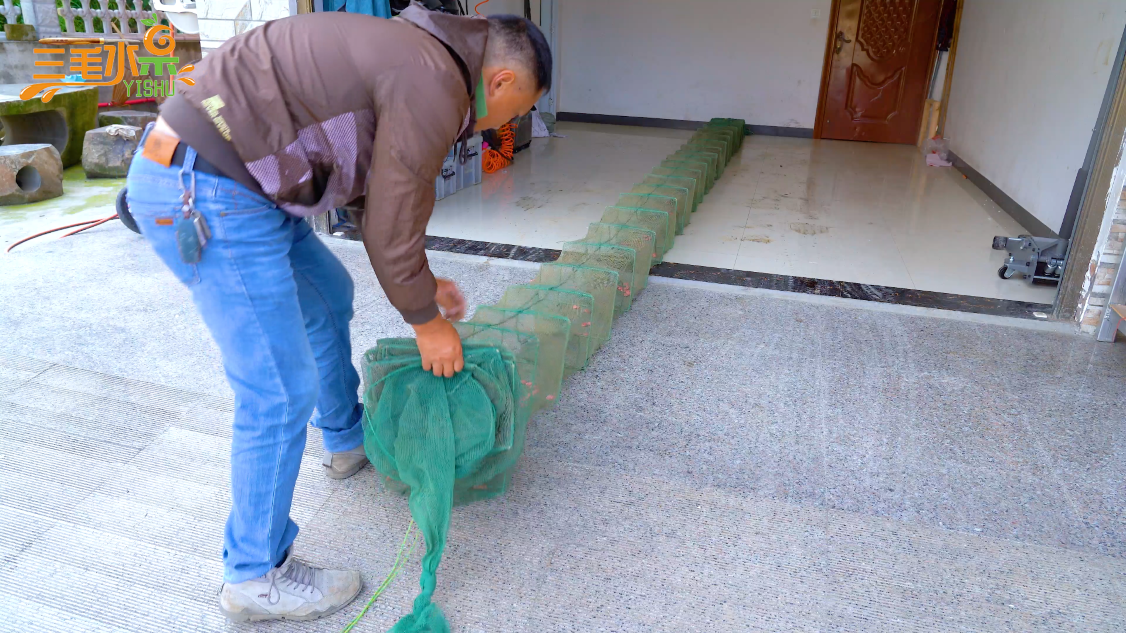 小伙用12米地笼抓龙虾收获寥寥无几,换上小鱼笼收获意想不到!