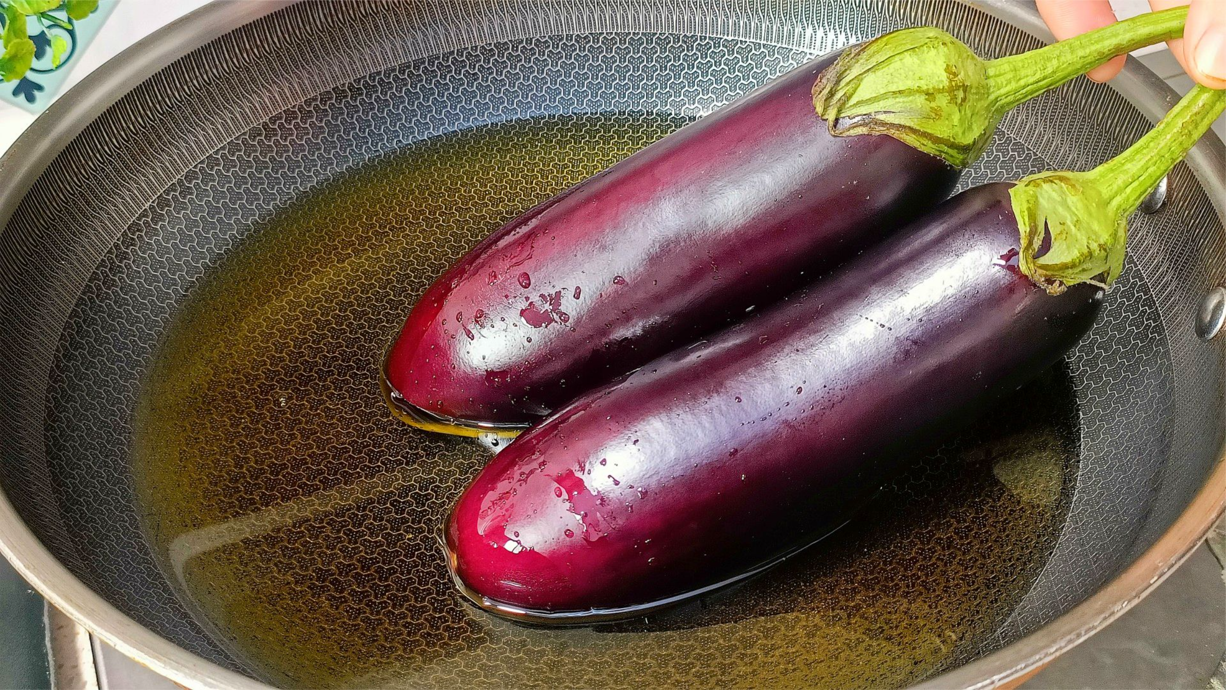 万万没想到,把茄子放滚烫油锅里,出锅瞬间变美食,太香太解馋了