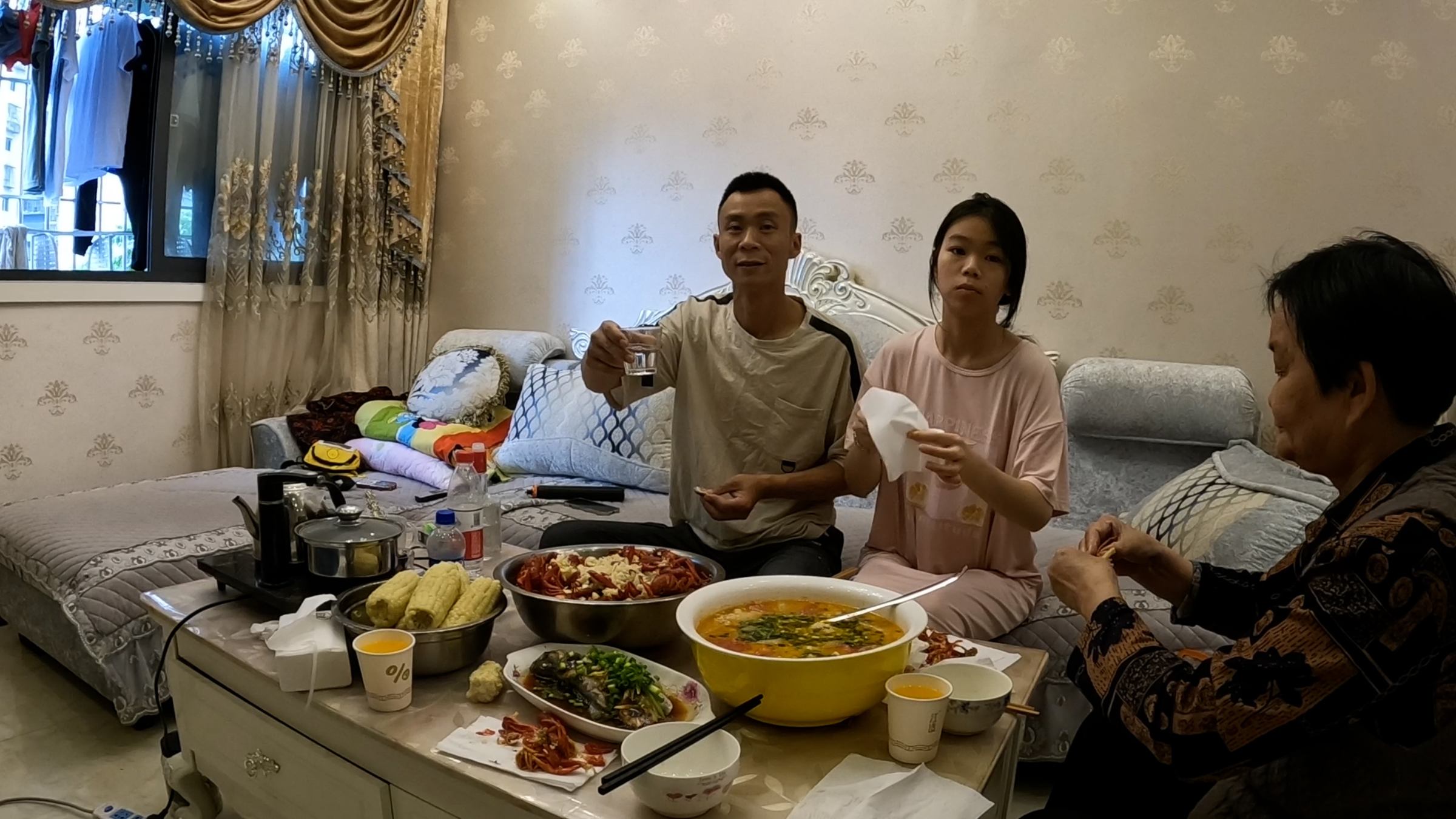 家里一觉睡到自然醒真爽，女儿想吃小龙虾老妈想吃丸子汤，安排上