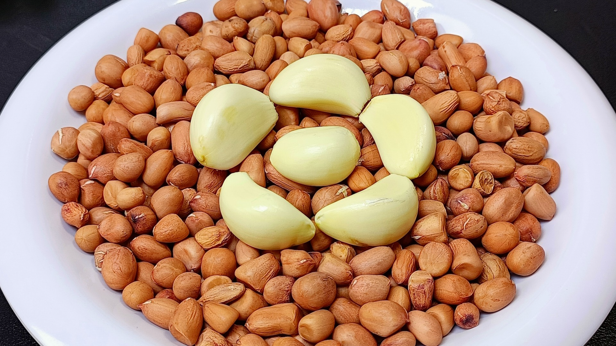 花生米不要油炸了,加一把大蒜,出锅瞬间变美食,实在太香了