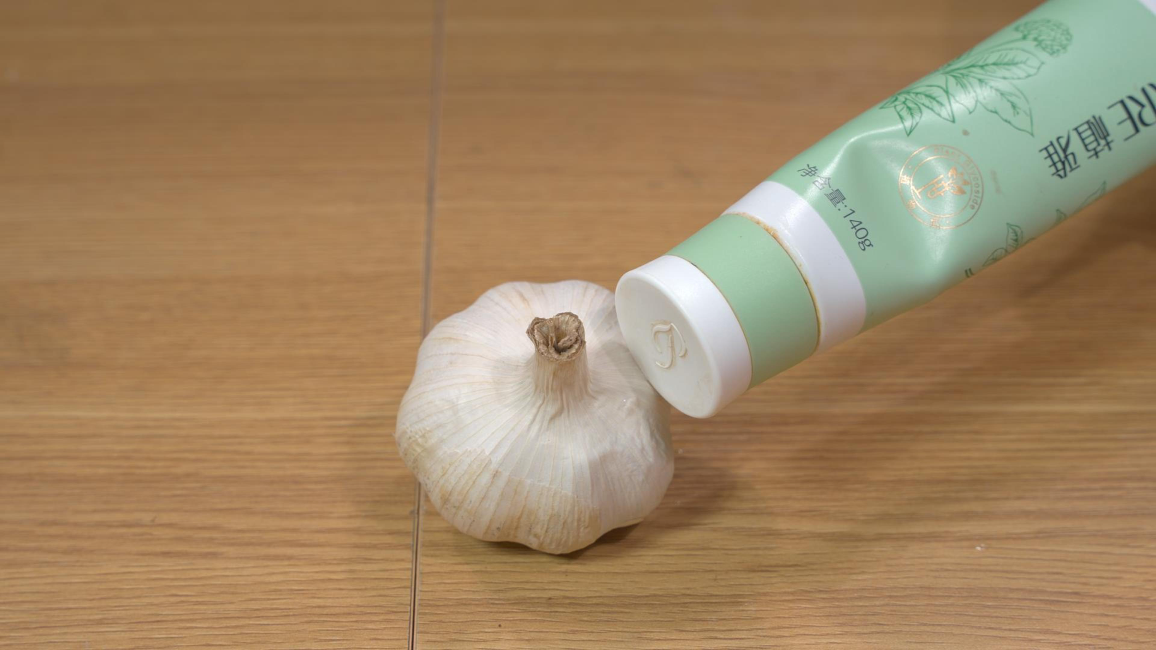 牙膏涂抹在大蒜上,作用真厉害,解决每家每户大问题,省钱又实用