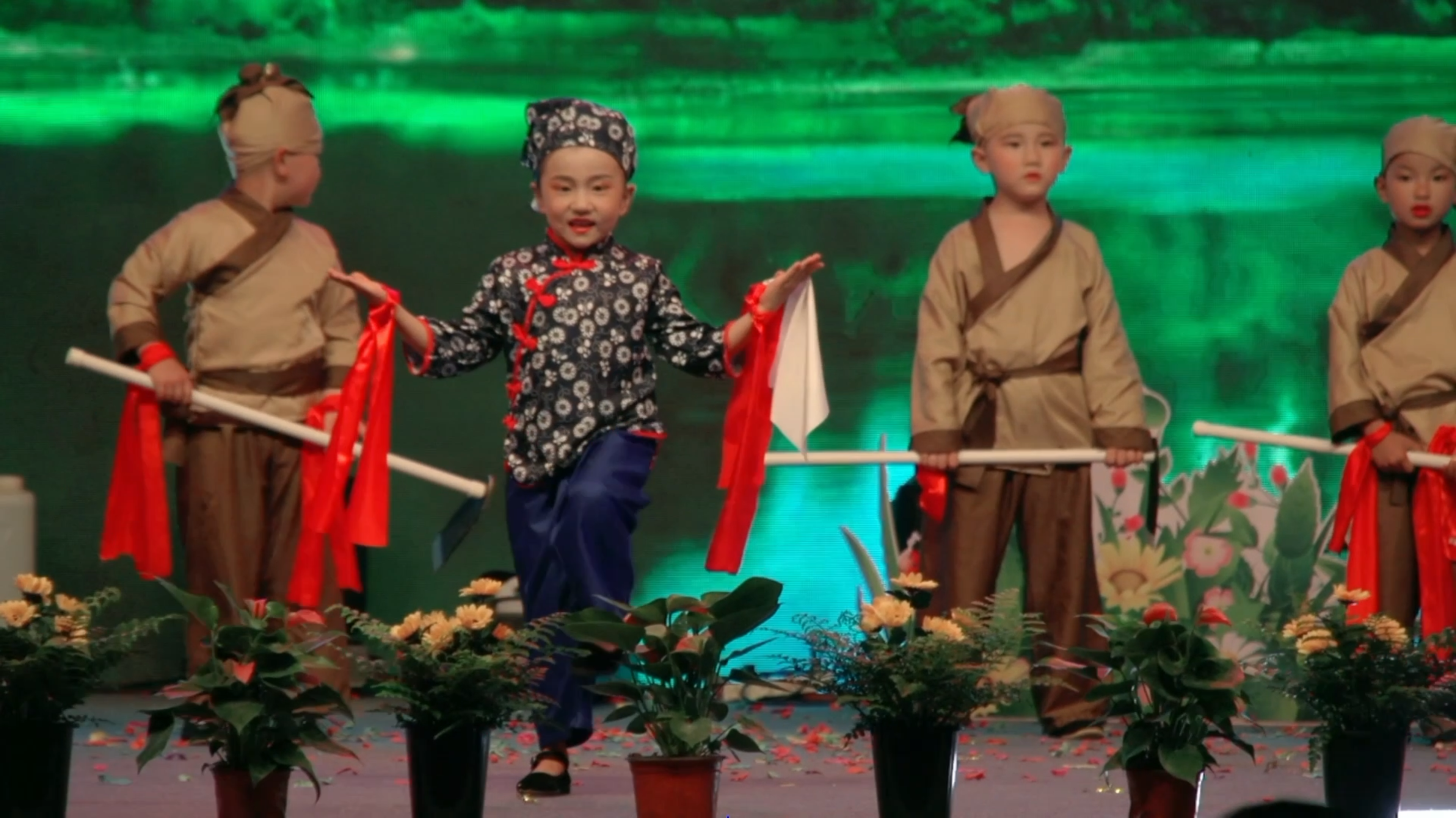 童话剧《爱美的小公鸡》 2023年牟定县迎世艺术幼儿园童话夜