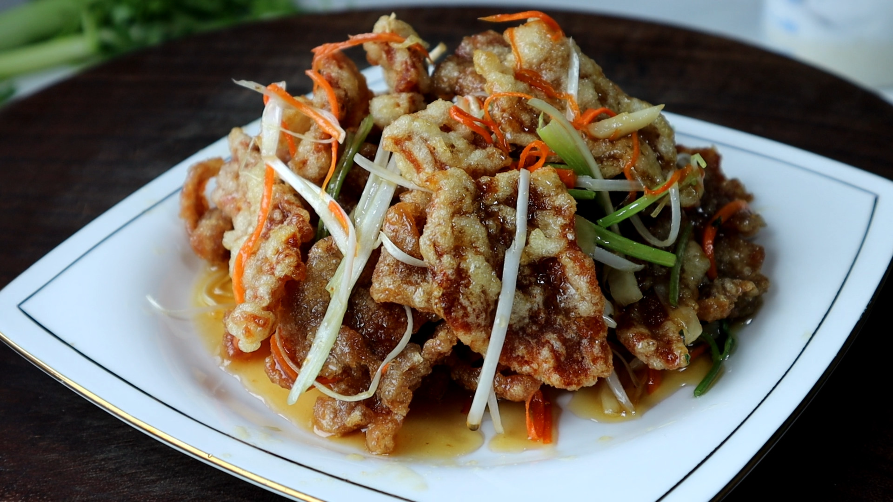 锅包肉的家常做法,味道酸甜适口,肉片外酥里嫩,太好吃了