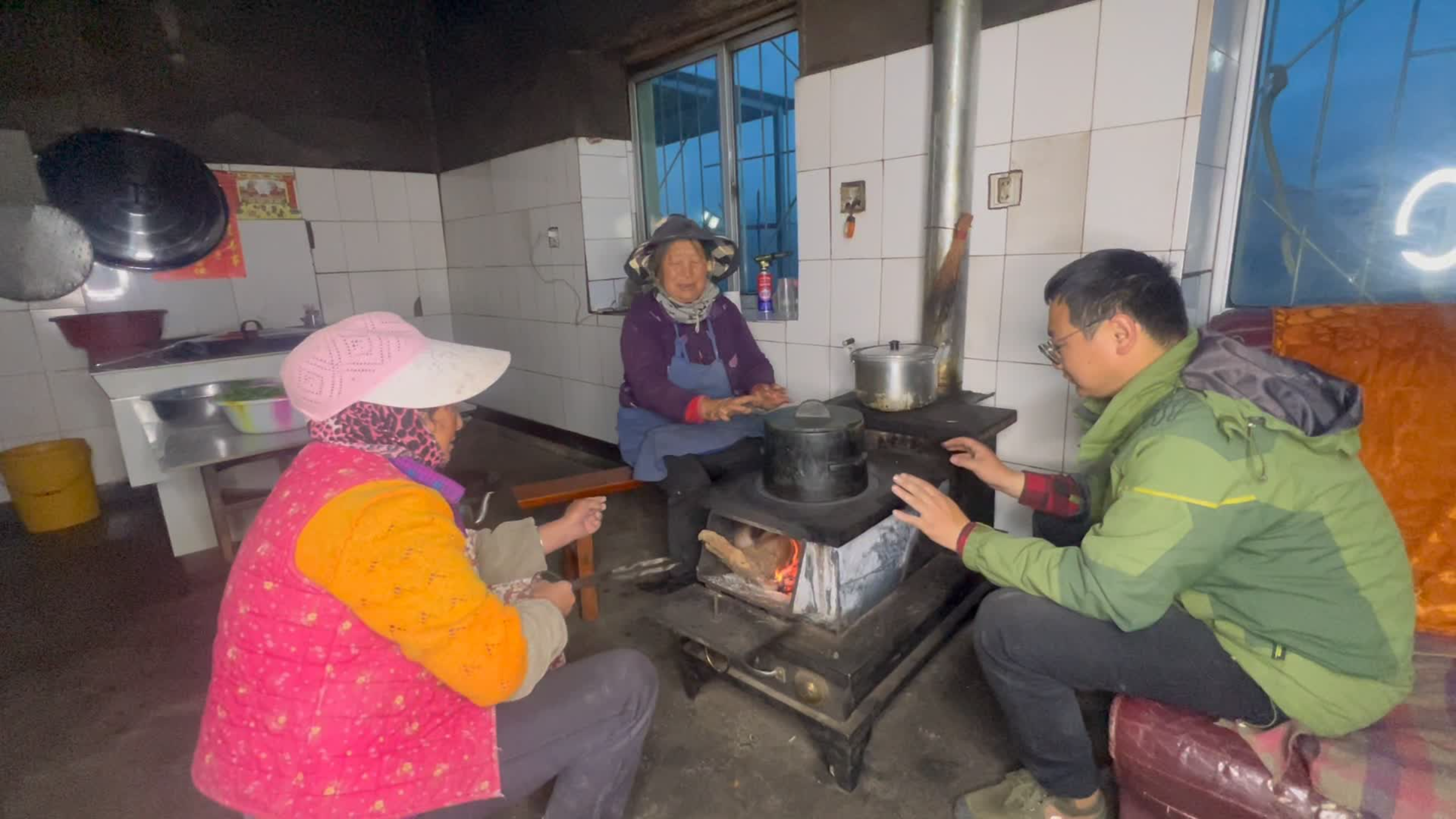 天气忽变全家都在家里烤火,2斤牦牛肉下锅配番茄,姑婆直说好吃