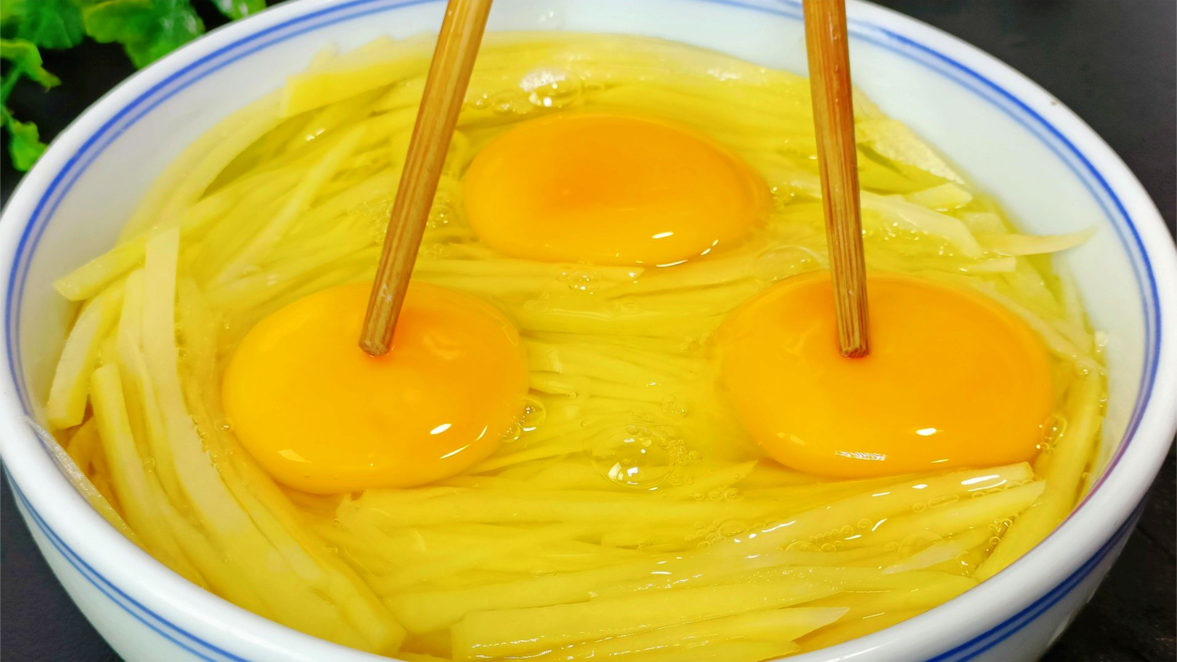 土豆丝里打3个鸡蛋,没想到那么好吃,全家人都吃不够,太解馋了