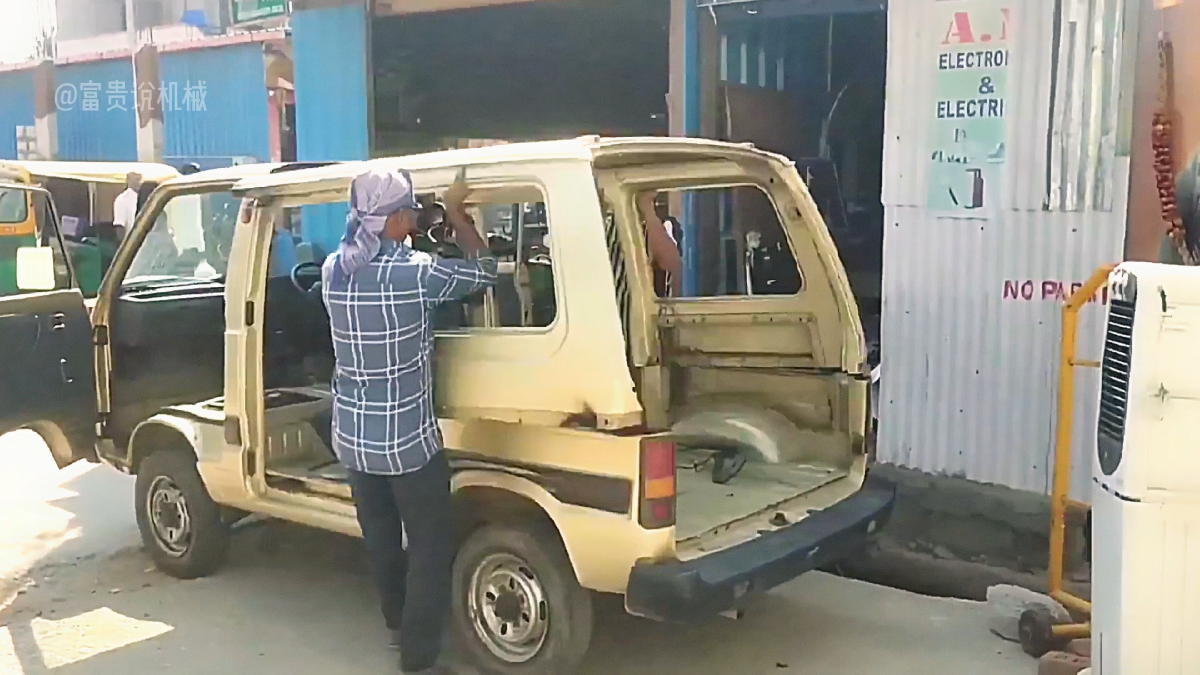 印度三哥把老式面包车改造成农村可移动的售卖车,动手能力真强!