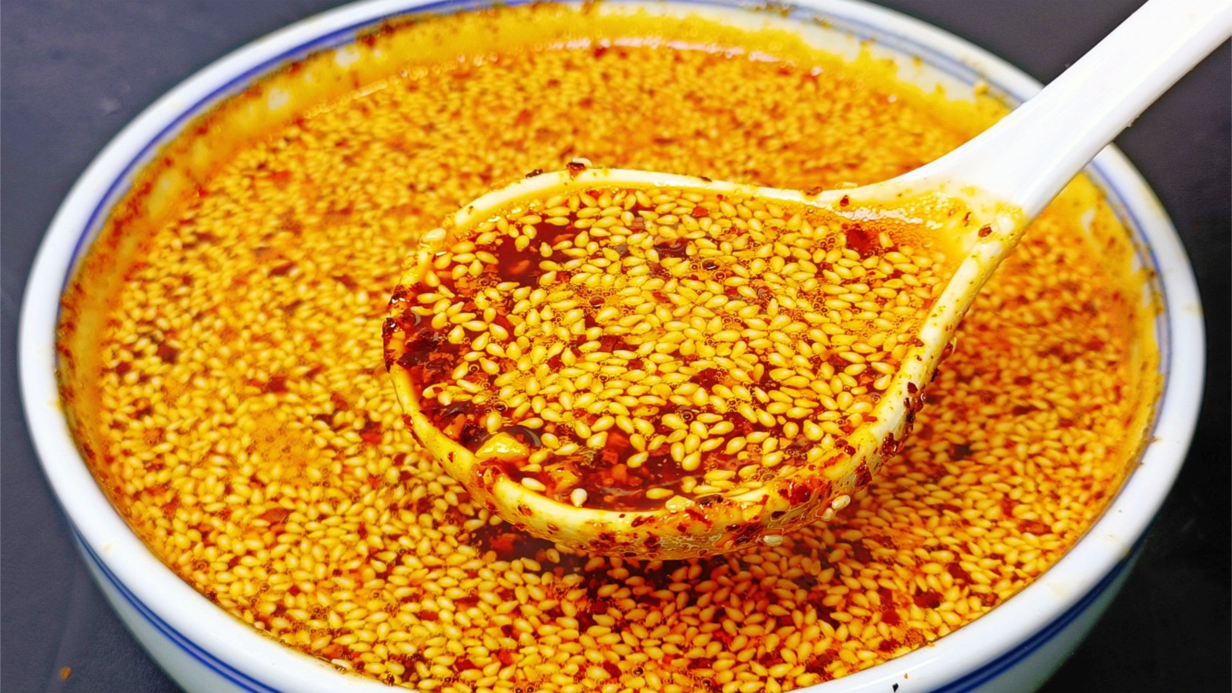 做辣椒油，切记不要直接泼热油，多加2步，又香又辣拌啥都好吃