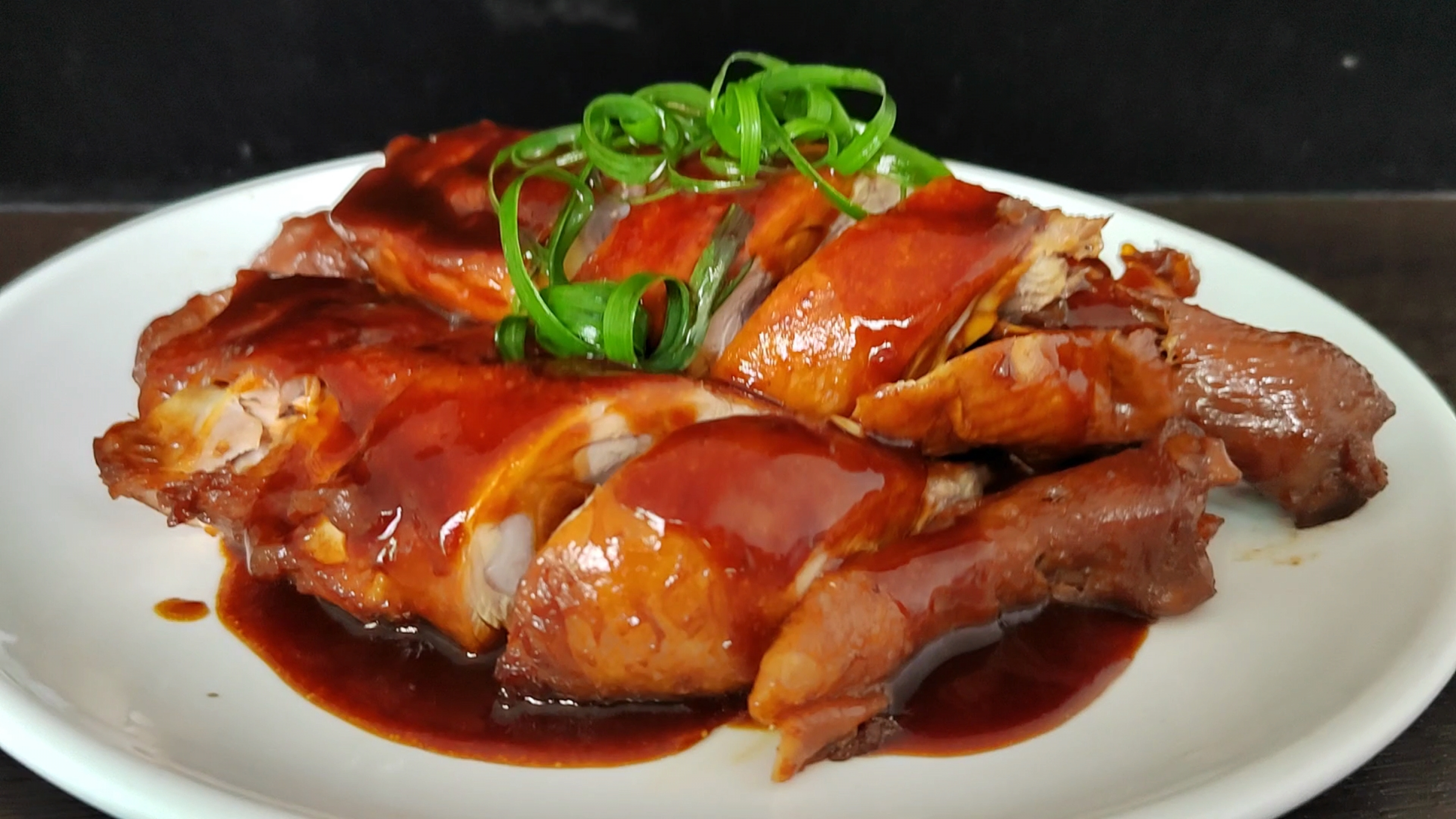 广东美食酱油鸡，酱香浓郁皮松肉香，出锅比烤鸡还好吃，味道超赞