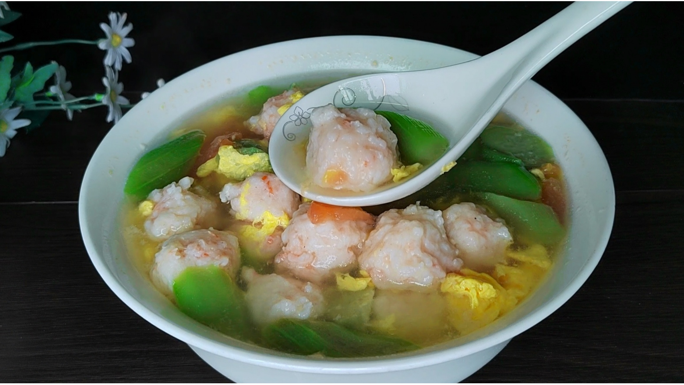 天热没胃口，就做丝瓜虾滑汤，Q弹嫩滑汤鲜味美，清热去火补钙