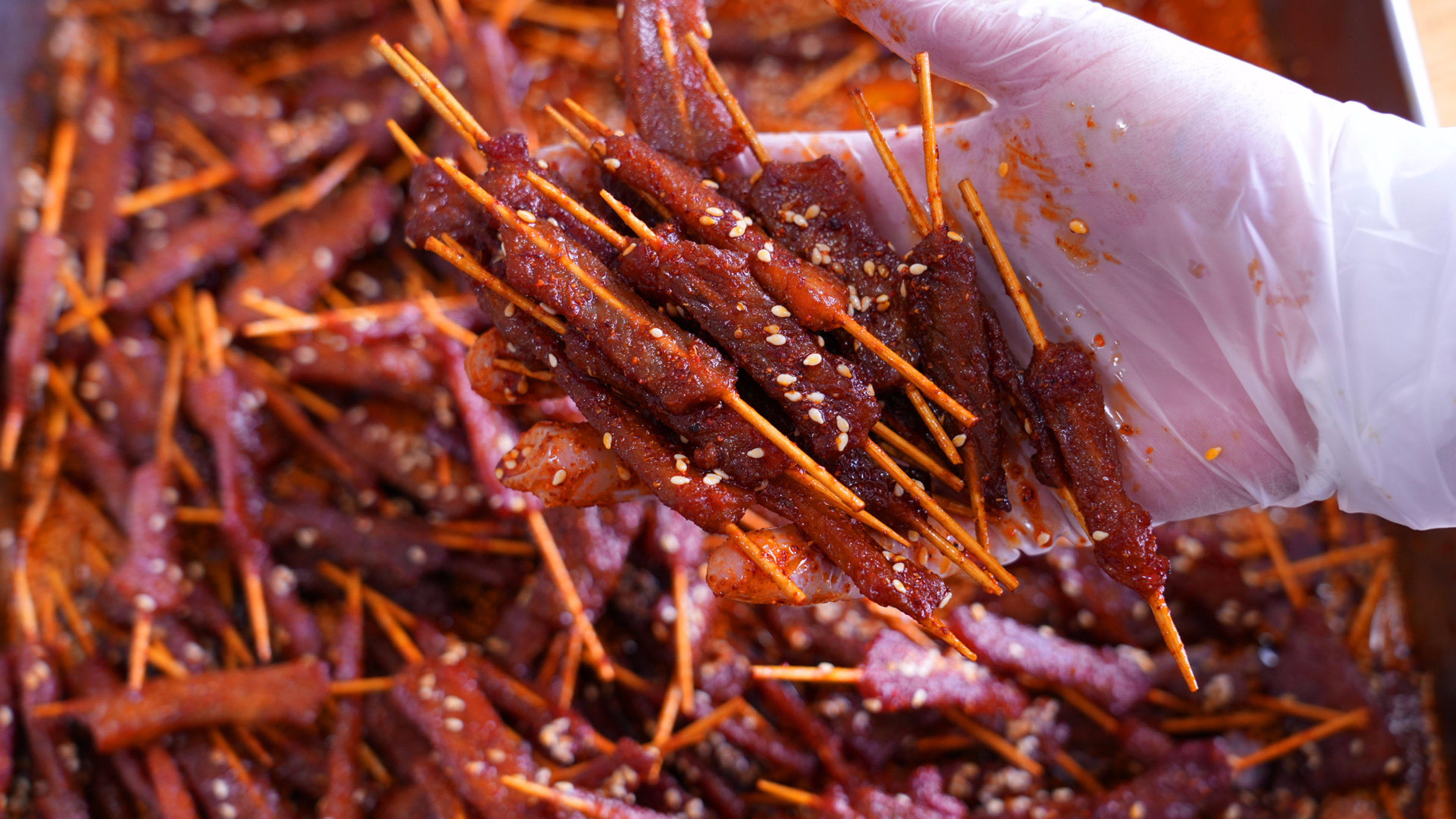 用猪肉做了一盘麻辣肉串，自制零食又香又辣，比牛肉干耐吃有嚼劲