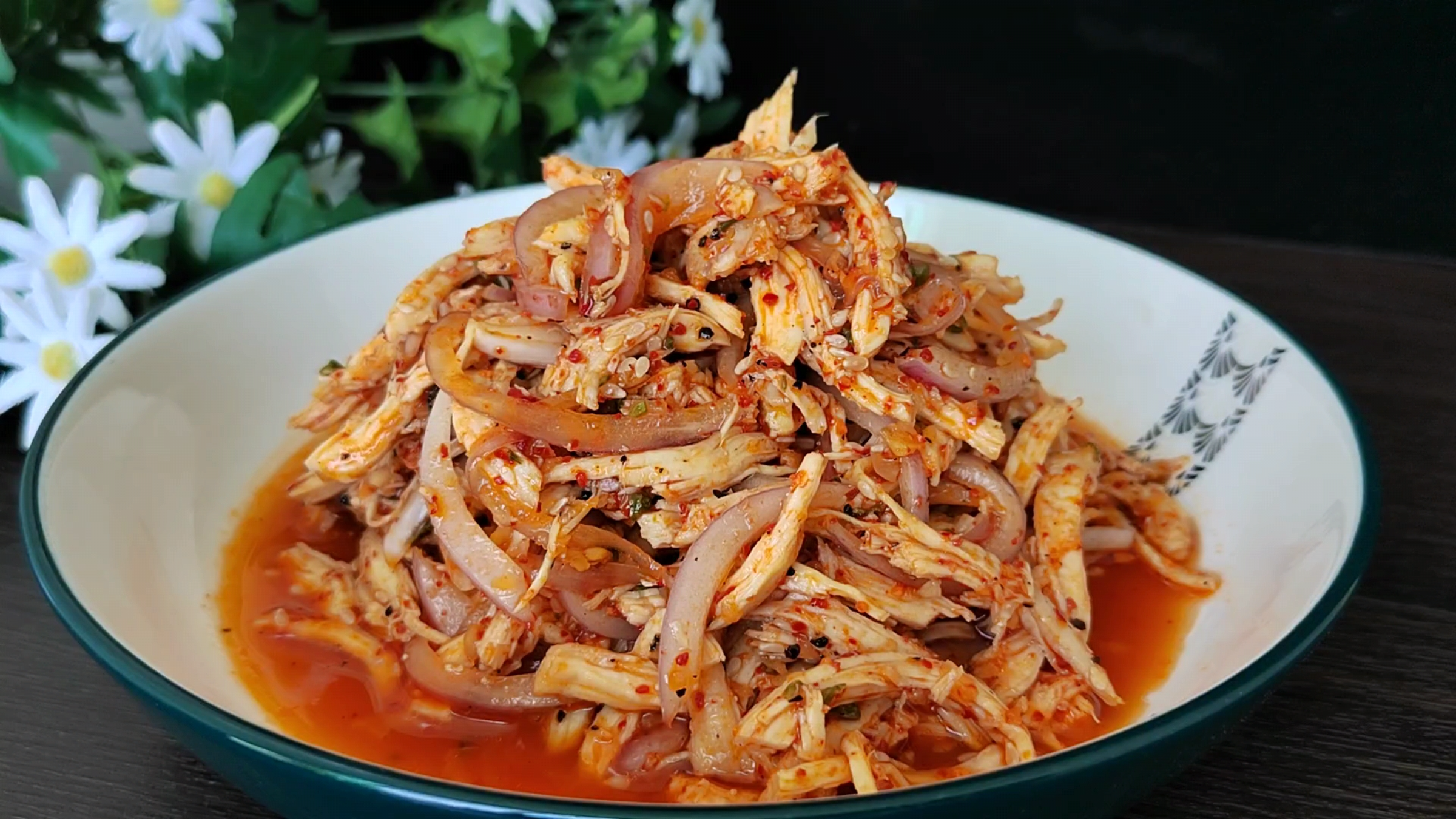 天气热没胃口，试试这道凉拌鸡丝，麻辣鲜香，下酒又下饭