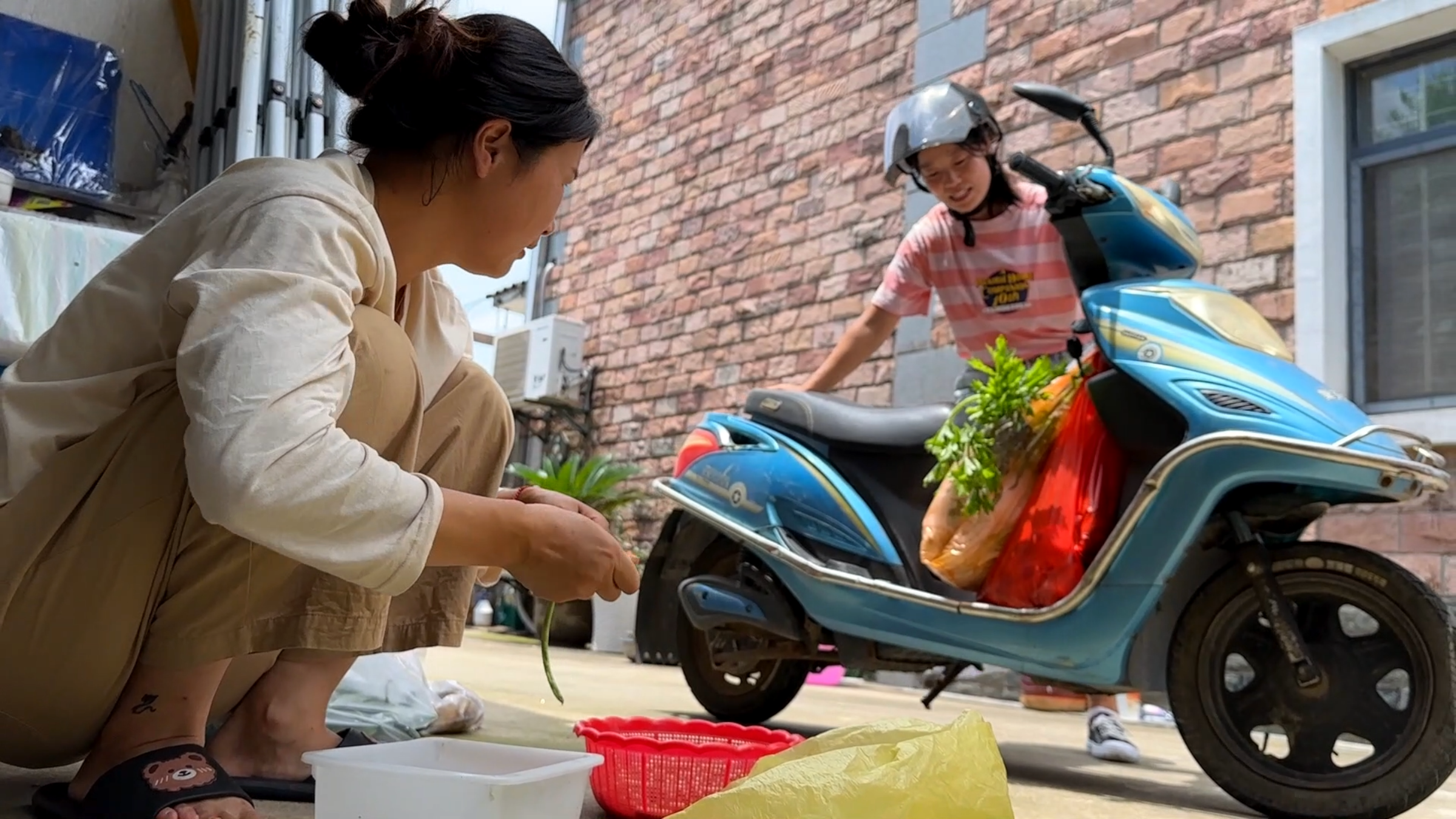 今天收摊比较早，买点菜请朋友吃饭，烤鱼配烤肉，边吃边聊真开心