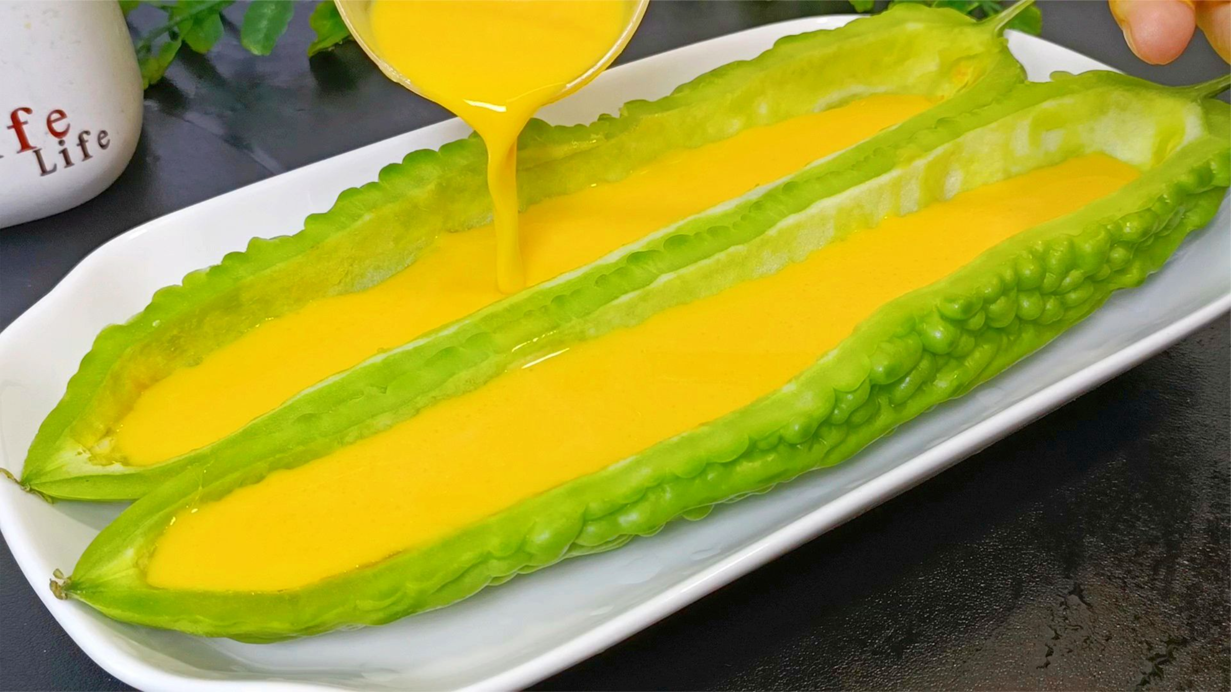 把鸡蛋液倒入苦瓜里,出锅瞬间变美食,吃过的人赞不绝口,太香了