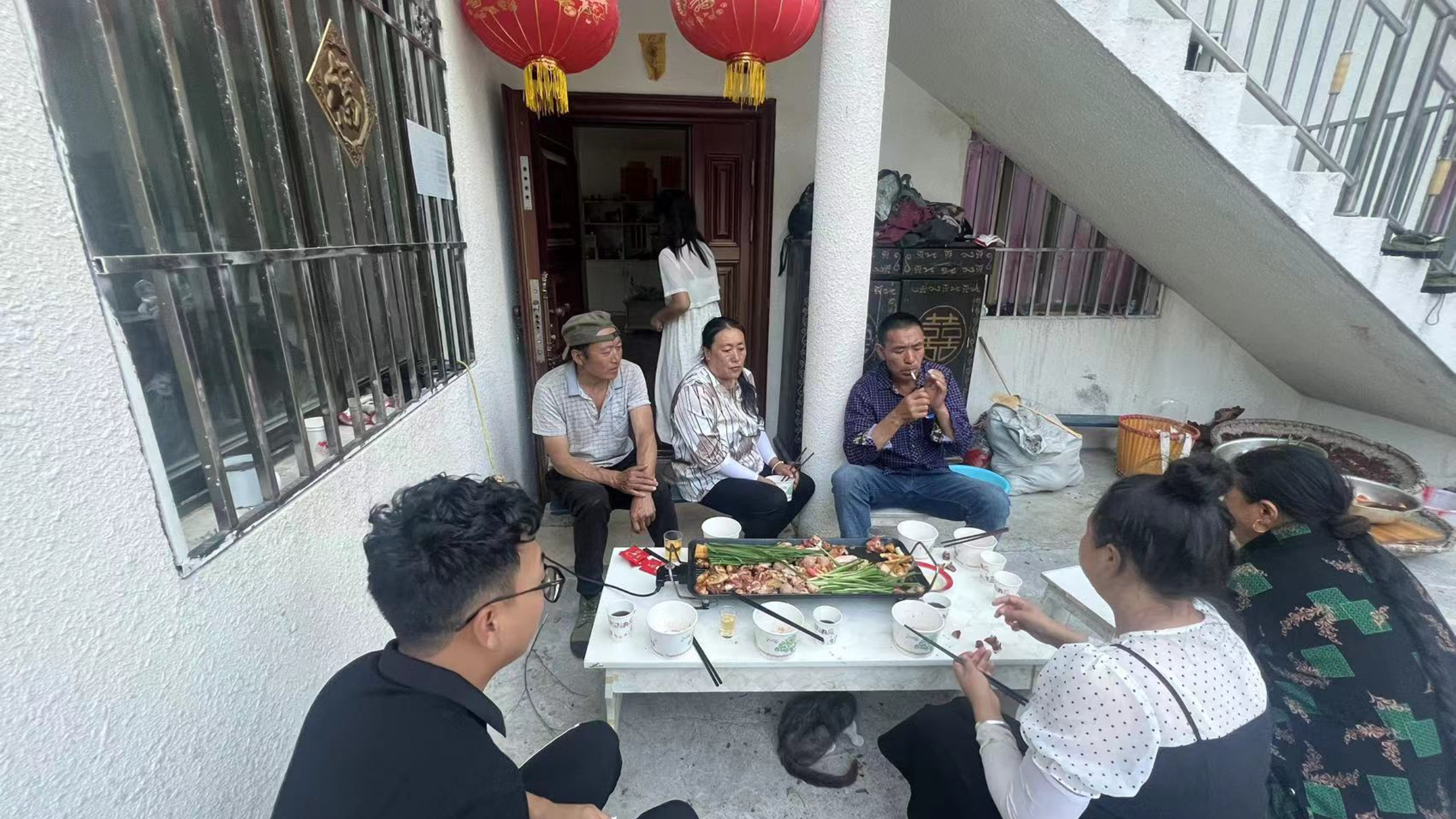 家庭版淄博烧烤,食材摆满一桌子,全家老小吃到肚子撑