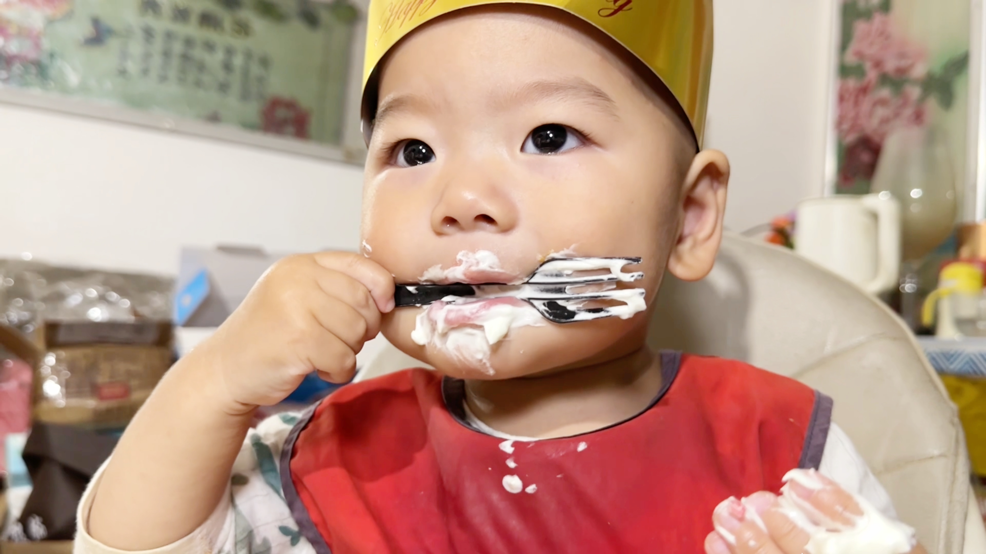 小忆过生日小猪许愿望,二宝吃蛋糕的模样可爱不?1岁二宝吃美了