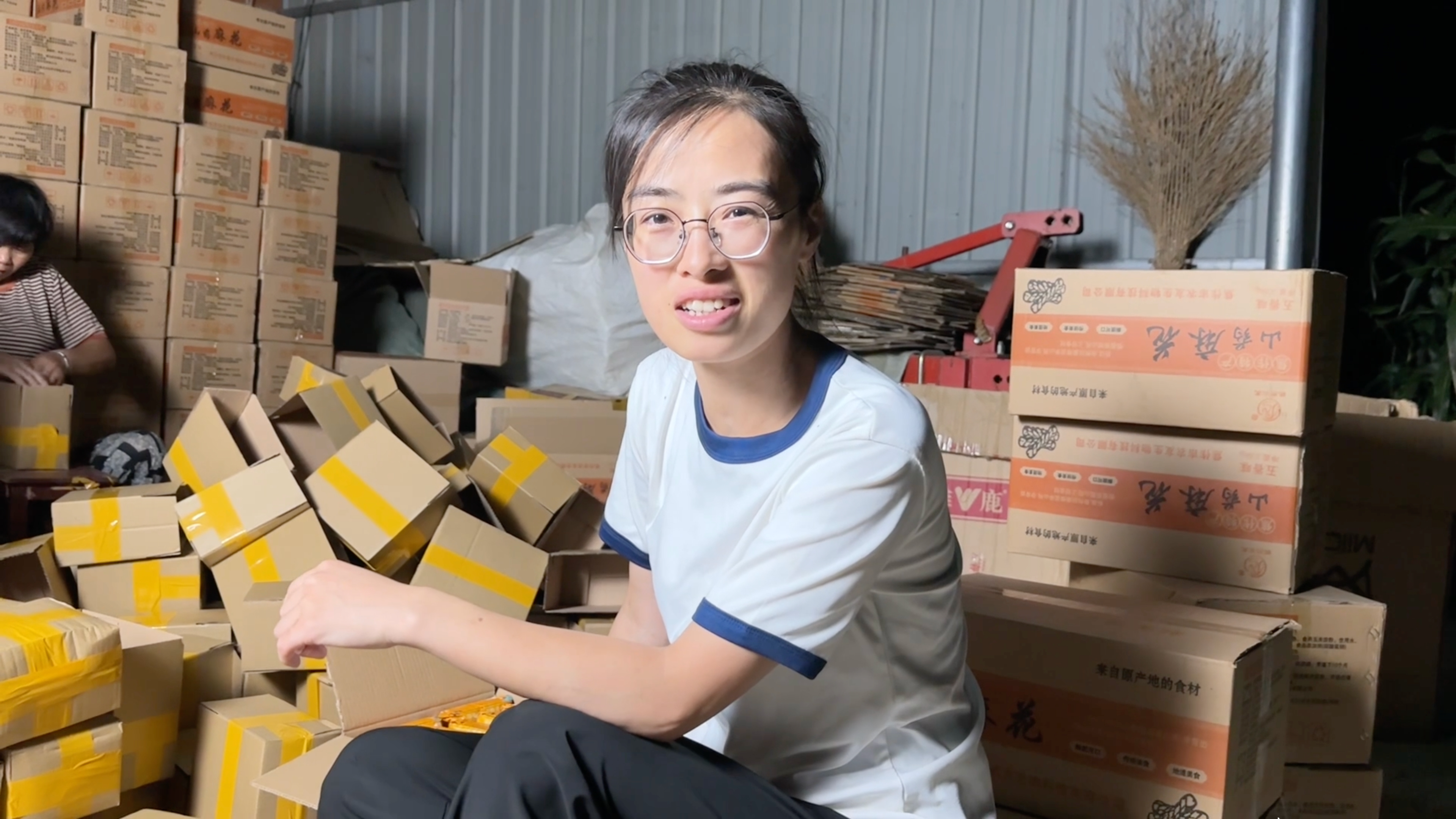 静静家麻花到货300箱,公公打工去了,娘几个连夜打包还有夜宵吃