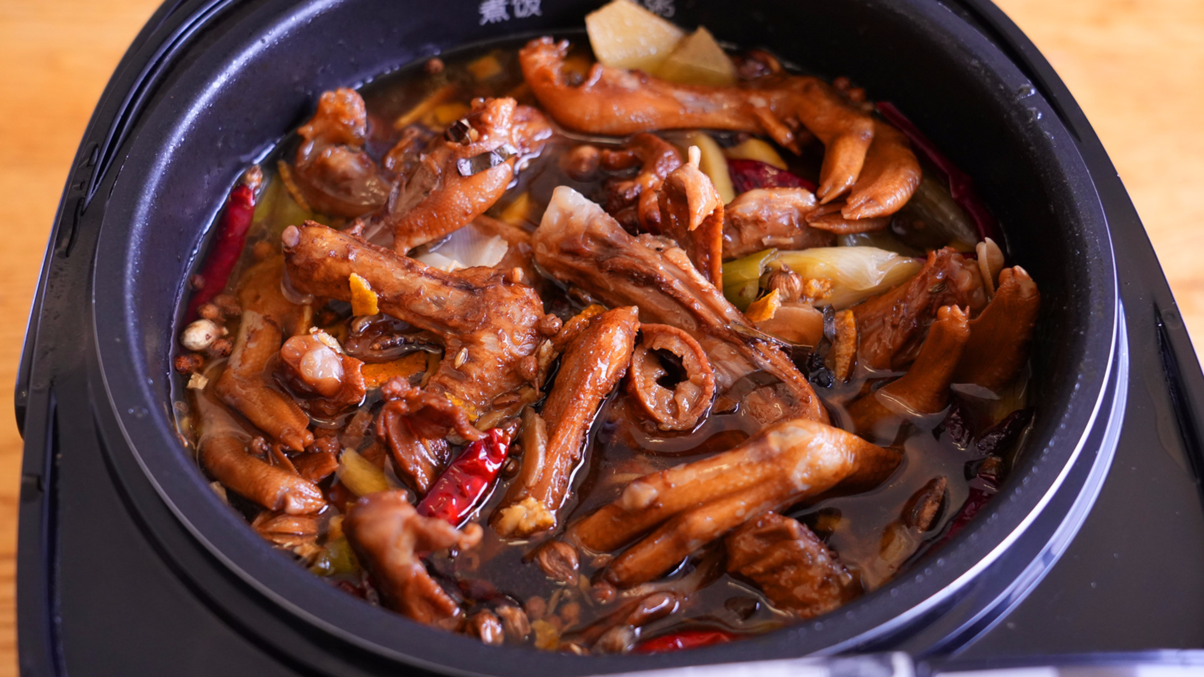 用电饭锅做的卤味鸭货，超简单还好吃，香辣有嚼劲，不用去外面买