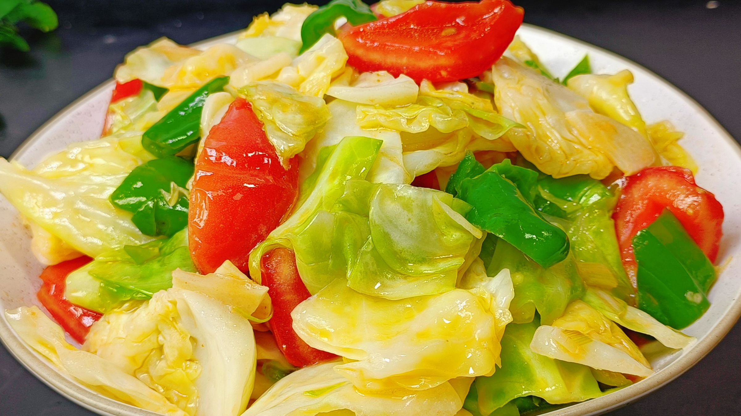 圆白菜和西红柿真是绝配，简单一做，开胃下饭，一大盘都不够吃