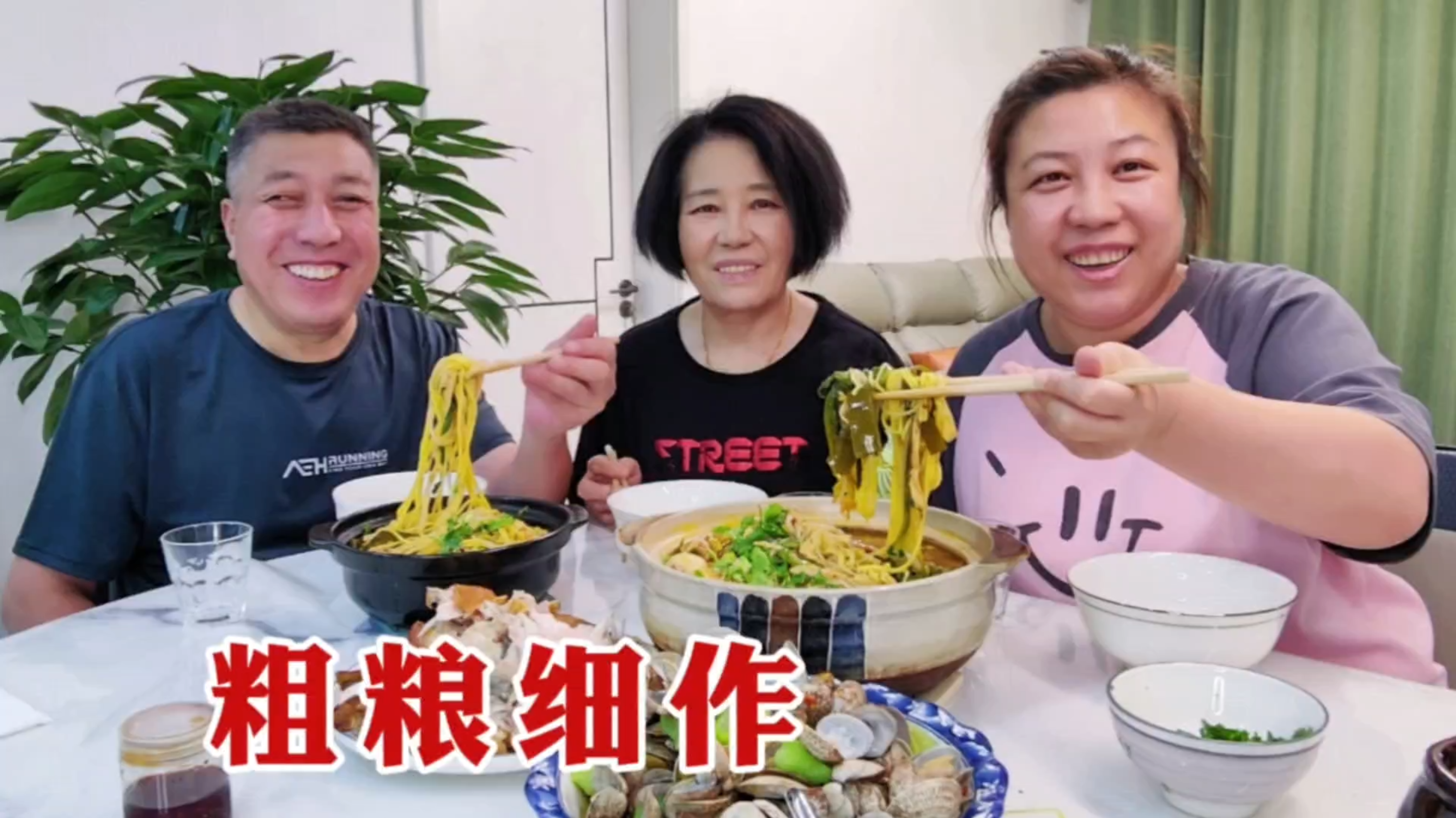 今天娘俩做饭,玉米面条和青菜煮一锅,看着又像麻辣烫,嘎嘎好吃