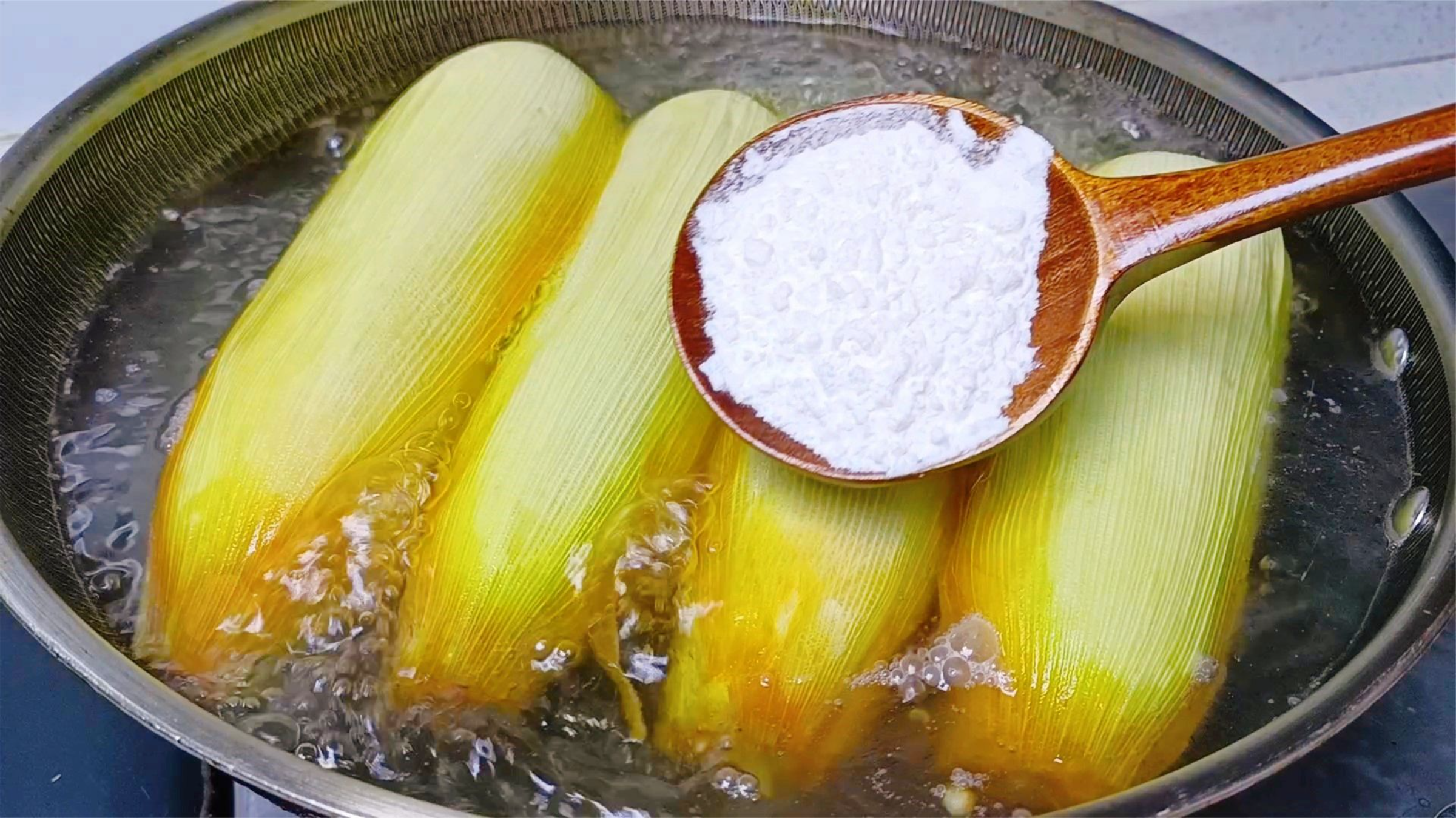 煮玉米时，不要直接加水煮，多加2个步骤，玉米鲜嫩多汁好看好吃