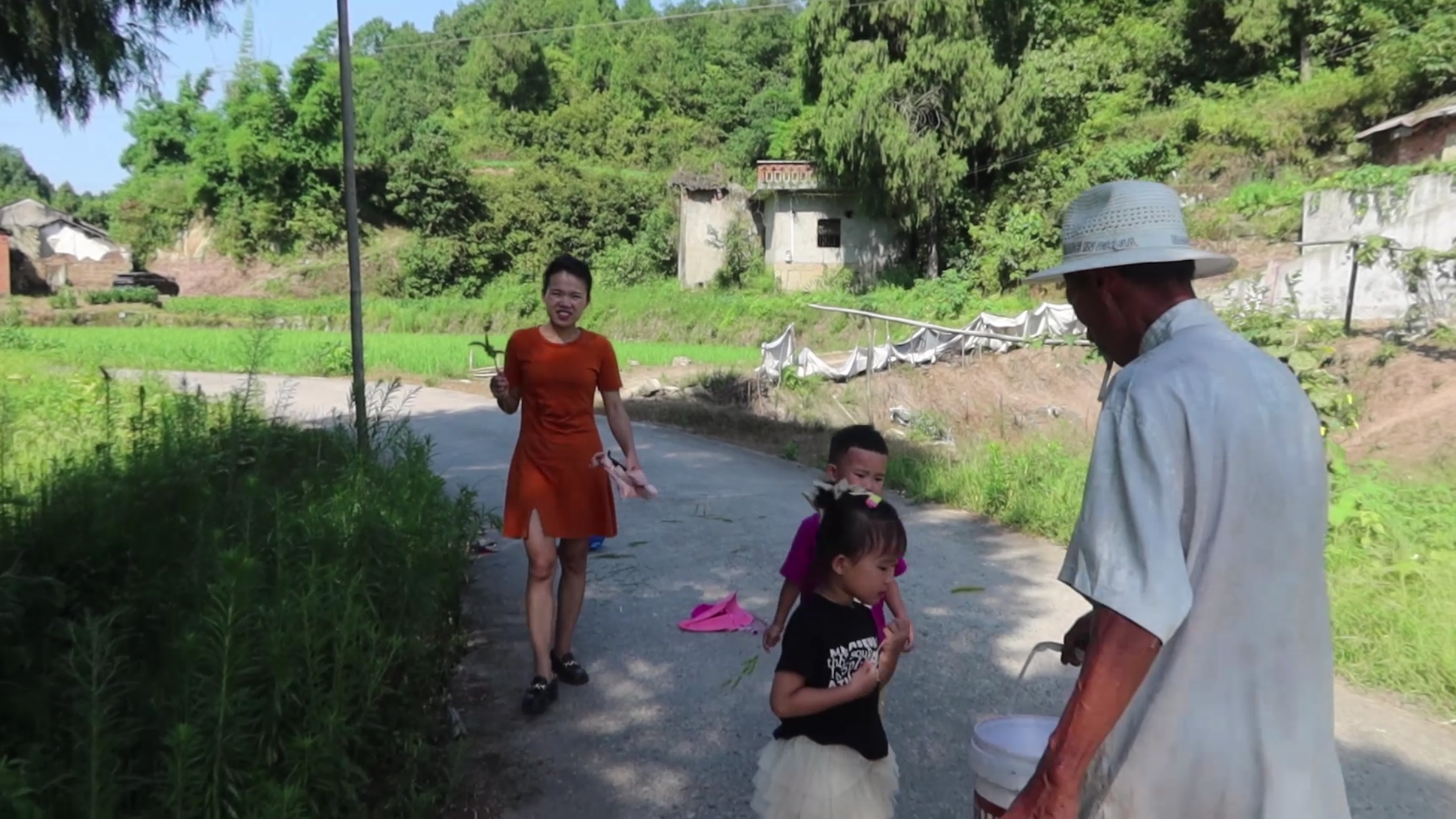 在河沟里下地笼,一晚上竟然收获这么多,儿媳立马要烧给一家人吃