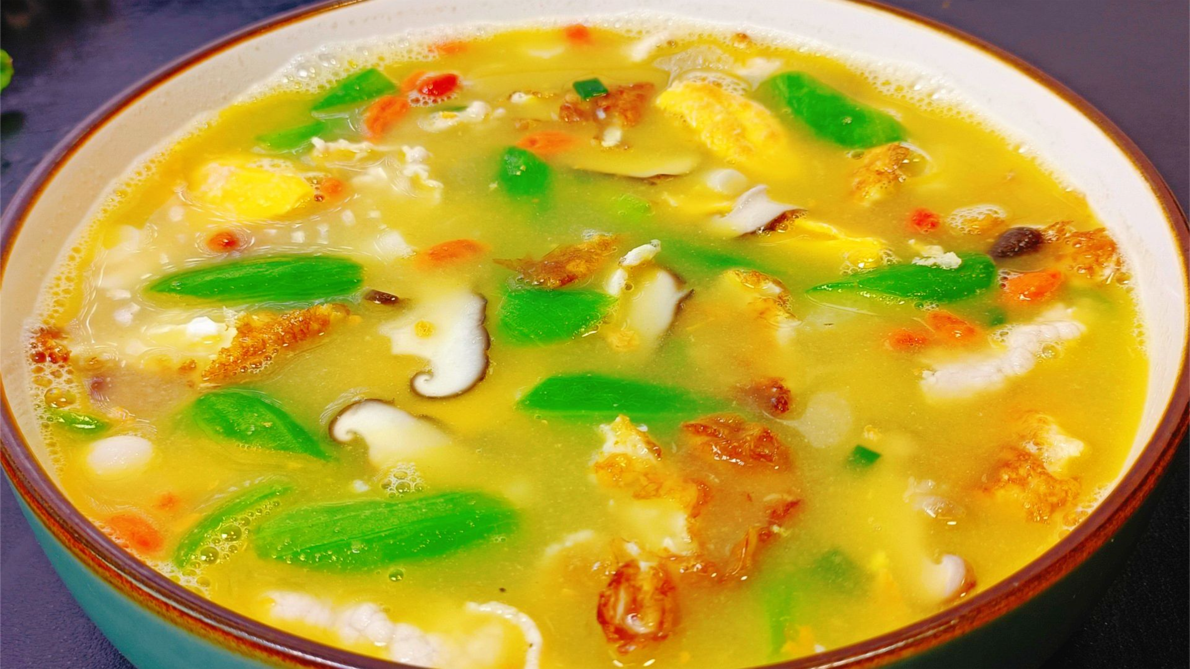 天热要多喝丝瓜三鲜汤，学会这样搭配食材，营养美味，清淡不油腻