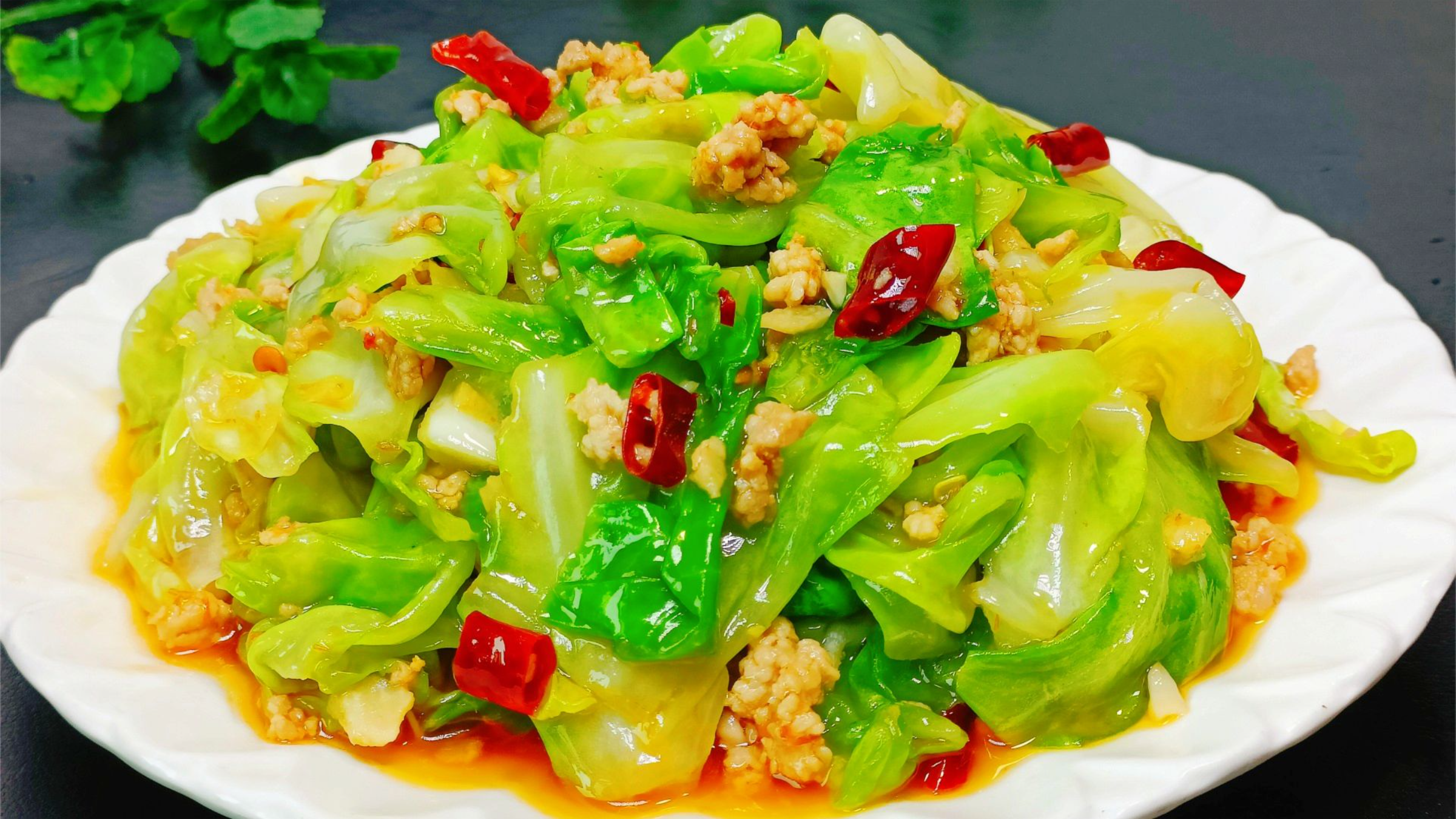 炒包菜时，切记不要焯水和直接下锅炒，教你一招，鲜香入味又好吃