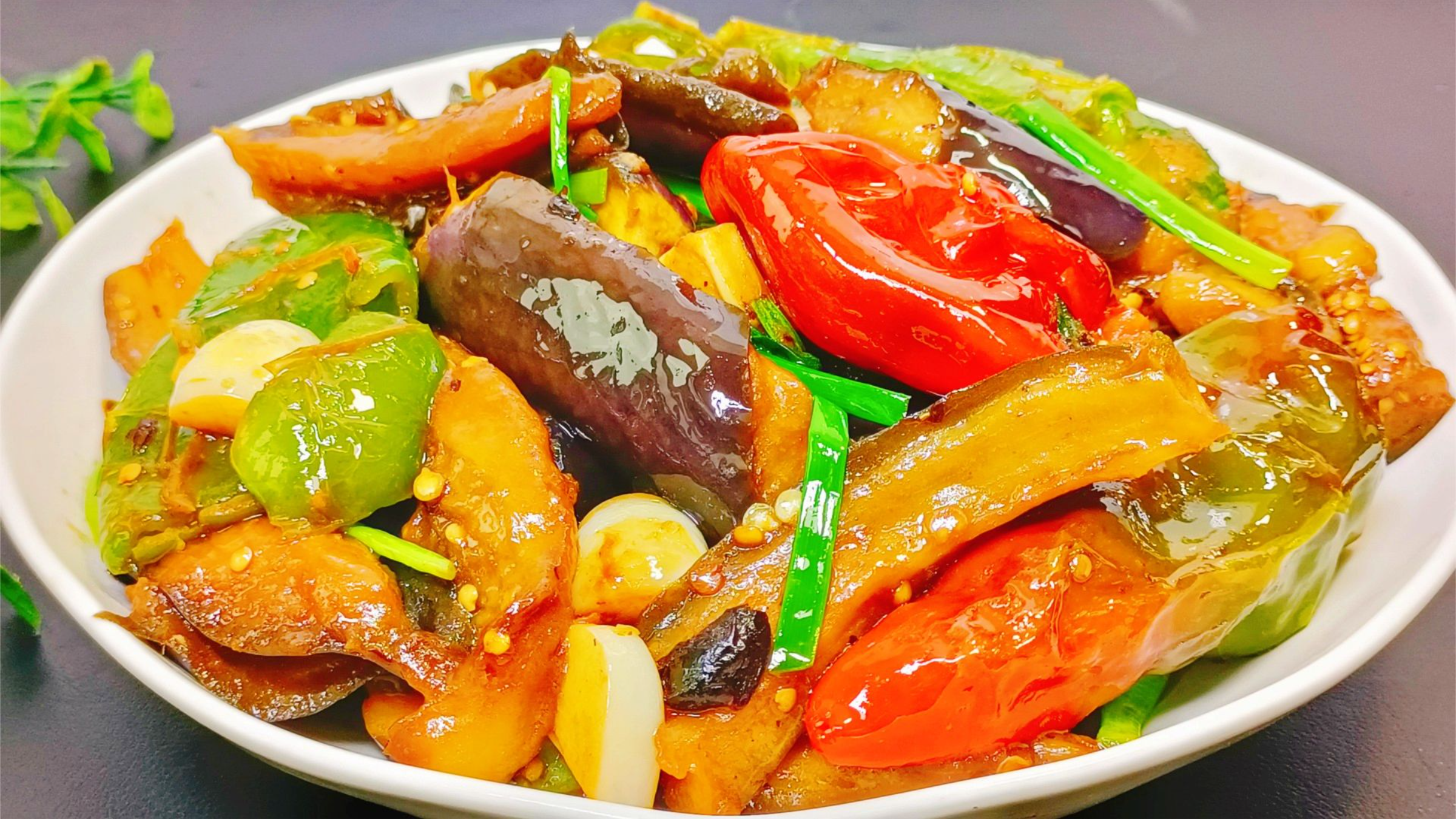 炒茄子时，切记别焯水也别过油，家常菜就得用简单的方法，太香了